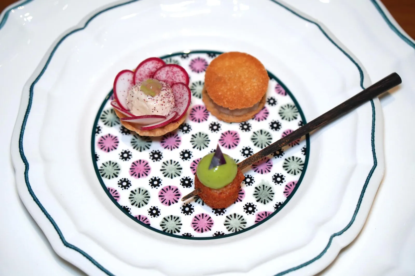 Amuse bouche Vegetable roll, Sardine tartlette, Foie gras terrine เซ็ตอมูสบูชนำเสิร์ฟมาพร้อมกัน 3 อย่างคือ Vegetable roll เริ่มจาก “ผักม้วน” ได้จากการนำผักต่างๆอันประกอบไปด้วย หัวไชเท้า แอปเปิ้ลเขียว และอโวคาโด มาม้วนเป็นชิ้นขนาดพอดีคำ เสียบไม้มาให้ทานได้ง่ายขึ้น ตอนเคี้ยวจะได้ความกรอบจากผักต่างๆ มีความนุ่มของพูเรด้านบน รสชาติออกเปรี้ยวนิดๆช่วยกระตุ้นความอยากอาหาร (15/20) Sardine tartlette ชิ้นด้านบนคือ “ทาร์ตเล็ตปลาซาดีน” เป็นมินิทาร์ตแป้งบางกรอบ ด้านในบรรจุมูสปลาซาดีนเอาไว้ ต้องขอชมเชฟที่ทำมูสออกมาได้ดีคือมีรสเค็มกลมกล่อม เนื้อสัมผัสนุ่มลิ้น กลิ่นหอมเด่นมากและไม่มีกลิ่นคาวปนมาแม้แต่น้อย ด้านบนเป็น Pickled cucumber หรือแตงกวาดองและ Lemon foam ช่วยเสริมความเปรี้ยวให้บาลานซ์รสชาติกันกับความเค็ม สุดยอดมากๆ (16/20) Foie gras terrine สุดท้ายเป็นชิ้นที่ดีที่สุดใน 3 คำนี้คือ “ฟัวกราส์เทอรีน” เนื้อสัมผัสนุ่ม ละมุนลิ้น มีกลิ่นหอมขึ้นแตะจมูกชัดเจน เชฟเพิ่มมิติทางเนื้อสัมผัสด้วยการใช้ขนมปังกรอบมาประกบดูคล้ายแซนวิช แม้หน้าตาภายนอกอาจดูไม่หวือหวาแต่กลับอัดแน่นไปด้วยเนื้อสัมผัสที่ดี สุดยอดมากๆ (16/20)