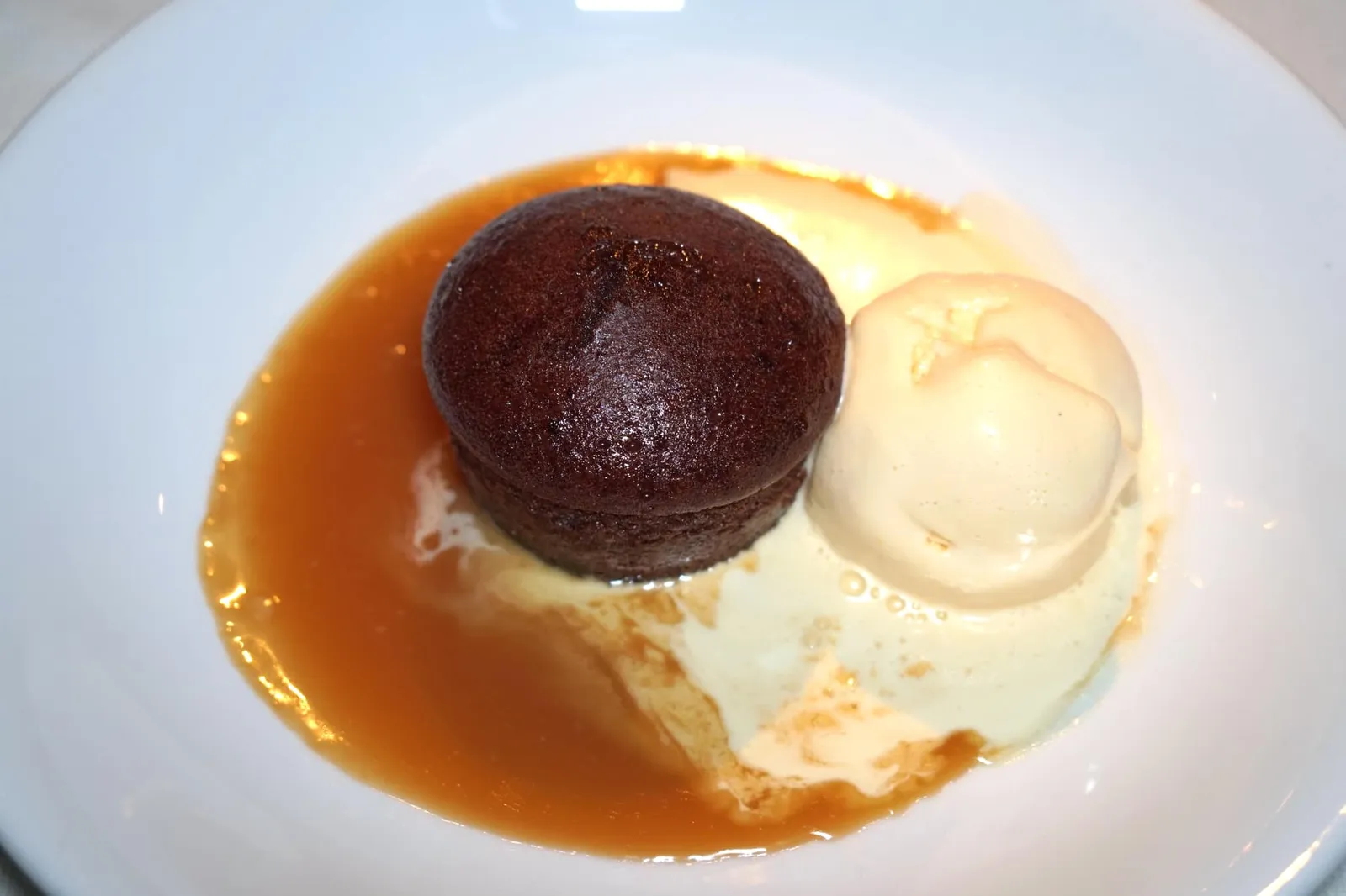 STICKY DATE PUDDING Butterscotch Sauce / Vanilla Ice Cream STP เป็นขนมหวานสัญชาติอังกฤษ ไฮไลท์ต้องยกให้เค้กเนื้อนุ่มที่เข้ากันดีกับซอสบัตเตอร์สก็อชหวานเข้มข้นแต่ไม่บาดคอ ข้างกันคือไอศกรีมวานิลลาทำเอง มีความหอมมัน ทั้งยังช่วยบาลานซ์รสหวานให้กลมกล่อมมากยิ่งขึ้น (14/20)