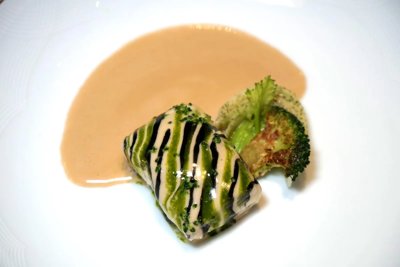 Steamed line-caught sea bass, broccoletti Bar de ligne à la vapeur, broccoletti ข้างกันคือ Broccoletti เป็นองค์ประกอบที่ได้จากการนำบล็อคโคลี่ไป Sautéed จนนุ่ม ยังมี Tagliatelli ที่ได้จากการฝานบล็อคโคลี่เป็นแผ่นบางๆจนมีความกรอบตัดกับกับเนื้อปลา ทานแต่ละองค์ประกอบสลับกันเพื่อให้เกิดความแตกต่างทางเนื้อสัมผัส จัดว่าเป็นจานที่ทีครบทั้งความสวยงามและรสชาติอันล้ำลึก ใครที่อยากลิ้มลองต้องเลือกสั่งเซ็ตเมนู 7 courses เท่านั้น (17/20)