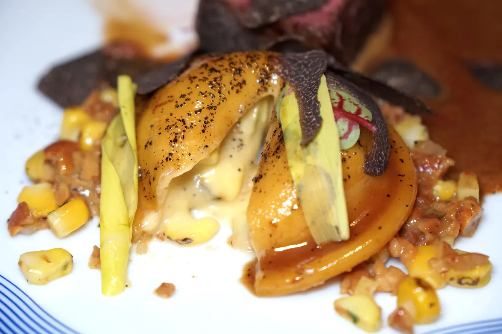 Wagyu beef, sweetcorn and black truffle Bœuf Wagyu, maïs et truffe noire ข้างกันคือ Sweet corn raviole หรือพาสต้าทรงเกี๊ยวสอดไส้ด้านในด้วยข้าวโพดหวาน ด้านล่างรองด้วยข้าวโพดหวานที่นำไป Sautéed กับเห็ด Chanterelle เพื่อให้มีเนื้อสัมผัสที่หลากหลาย (16/20)