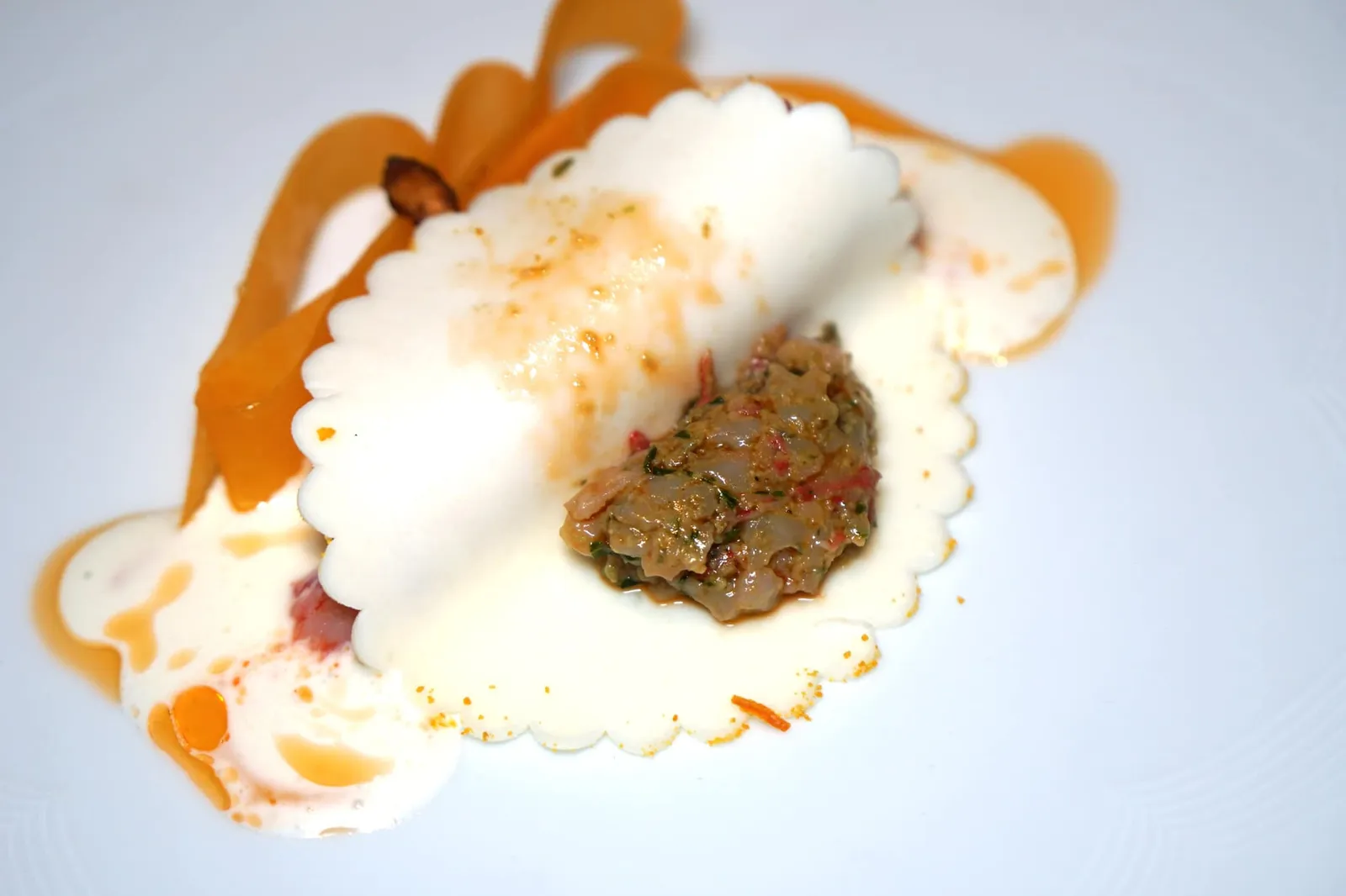 Chilled carabineros, butternut squash Carabineros rafraîchi, courge butternut สุดท้ายฝั่งขวาคือ Ravioles ทำจากชีสนมควาย Buffalo mozzarella ห่อหุ้มไส้ด้านในทำมาจากกุ้งแดงคาราบิเนโร่ ฟักทอง ทารากอน และพาสลีย์ ด้านบนราดด้วย Dressing สีขาวสลับส้มทำมาจาก Crème fraîche, Bonito vinegar และ Lobster oil เชื่อมแต่ละองค์ประกอบในจานเข้าด้วยกันได้อย่างลงตัว (16/20)