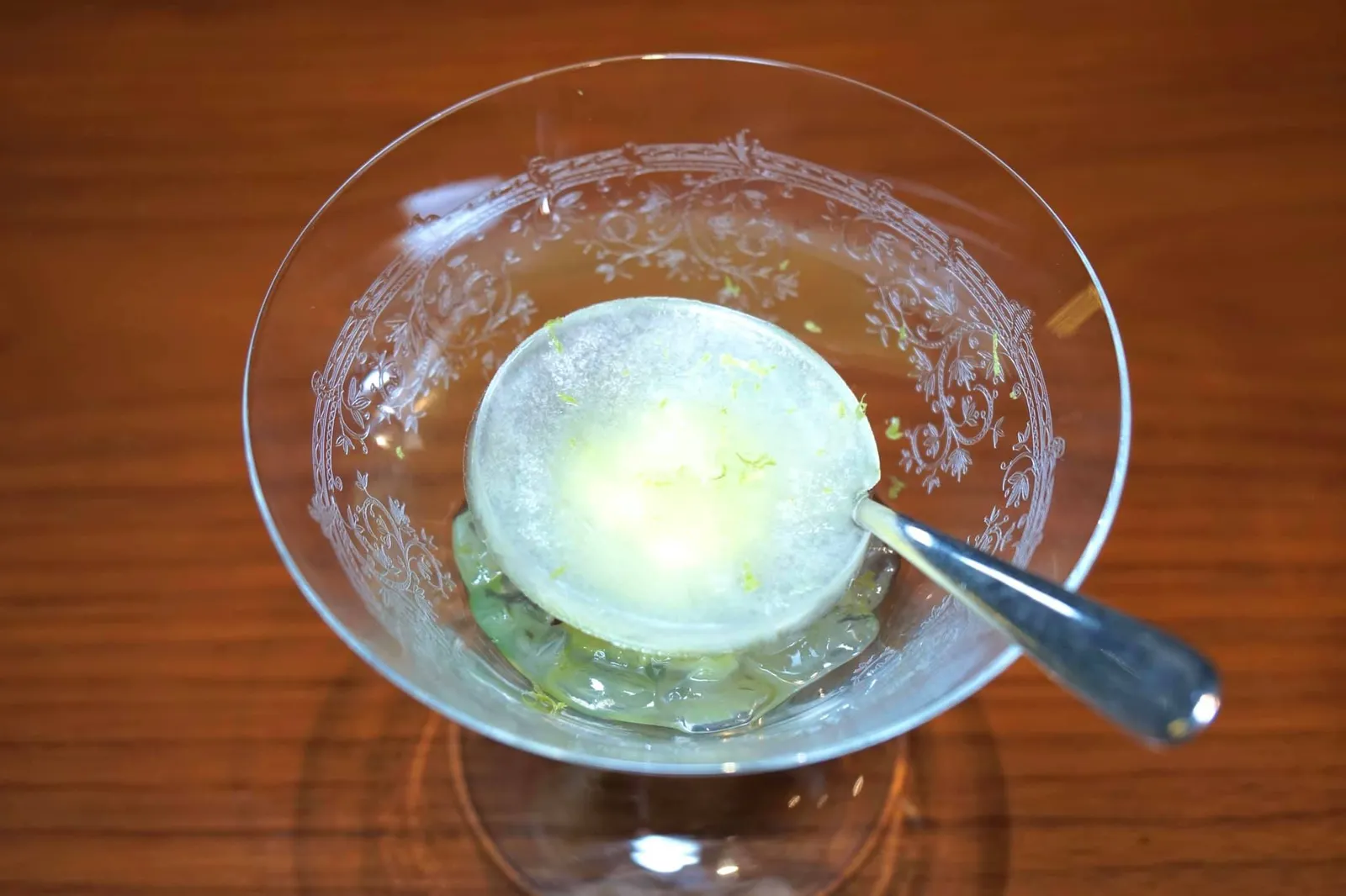 Kiwi, cucumber and lemon balm Kiwi au naturel, concombre et mélisse คั่นก่อนถึงของหวานด้วย Pre-dessert ด้วย Kiwi in different texture ชั้นล่างสุดมีทั้ง Fresh, dried และ poached kiwi รอบๆคือ Kiewi jelly ชั้นบนตรงกลางคือ Kiwi-mint sorbet ทอปด้านบนด้วย Mint ice นอกจากนี้ยังมีส่วนผสมของแตงกวาและเลมอนบาล์มอีกด้วย (15/20)