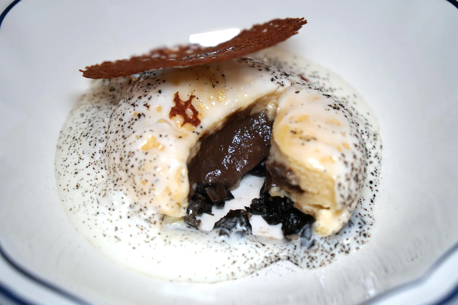 ’Upside down’ aged Comté cheese soufflé, black trumpet Soufflé ‘renversé’ au vieux Comté, trompettes de la mort Cheese soufflé มีกลิ่นหอมเด่นชัดจากชีส Comté ซึ่งเป็นองค์ประกอบหลัก เสริมด้วยความนุ่มละมุนของ Gruyères ทั้งยังมีรสเค็มเบาๆของ Parmesan เมื่อจับคู่กับไส้ด้านในที่มีกลิ่นหอมของทรัฟเฟิลและความกรอบจากเห็ดแตรดำและแผ่นตูยทำให้ทุกองค์ประกอบของจานนี้ดีงามแทบจะไร้ที่ติเลยทีเดียว (17/20)