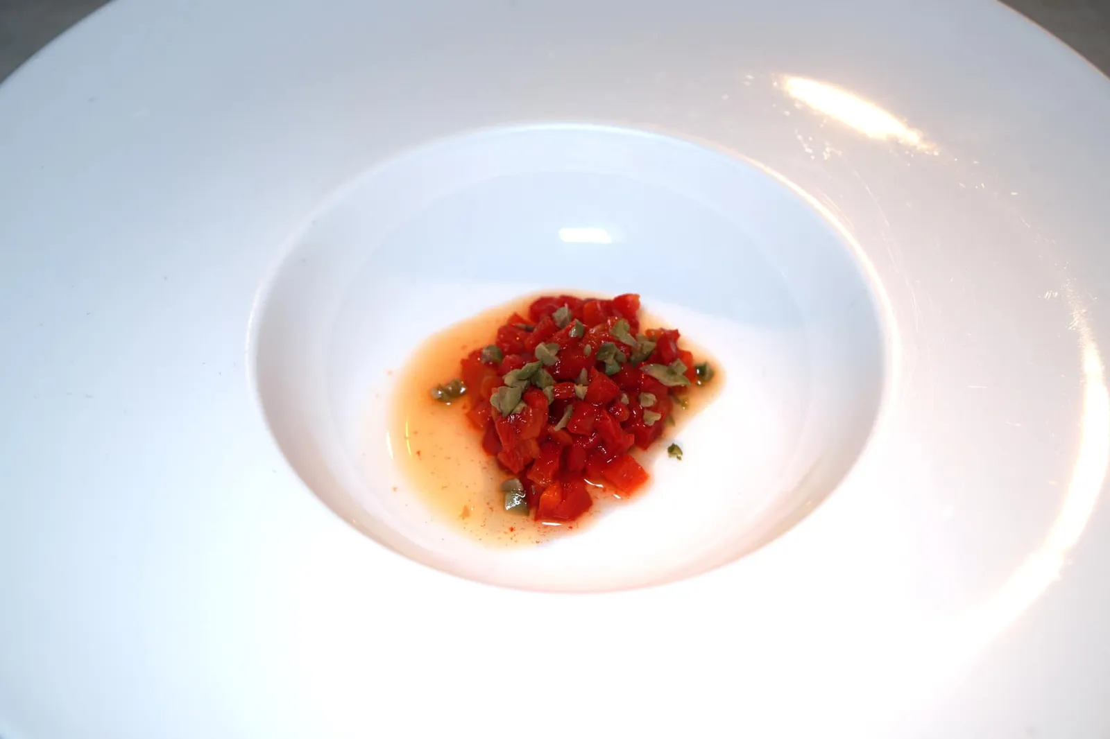 CHILLED POTATO LEEK SOUP Oilve / Charred Pepper / Basil เริ่มต้นมื้ออาหารด้วยซุปเย็นทำมาจากกระเทียมต้นและมันฝรั่ง ด้านล่างมีองค์ประกอบของพริกหวานย่าง มะกอก และใบเบซิล (12/20)