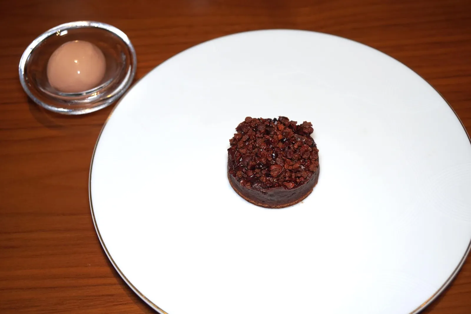 Chocolate from our Manufacture in Paris, cocoa nib ice cream Chocolat de notre Manufacture à Paris, glace au grué de cacao เมนูของหวานขึ้นชื่อของ Blue by Alain Ducasse คือการรังสรรค์ช็อกโกแลตนำเข้าจากแหล่งผลิต Le Chocolat Alain Ducasse, Manufacture à Paris ในกรุงปารีส ประเทศฝรั่งเศสนั่นเอง (17/20)
