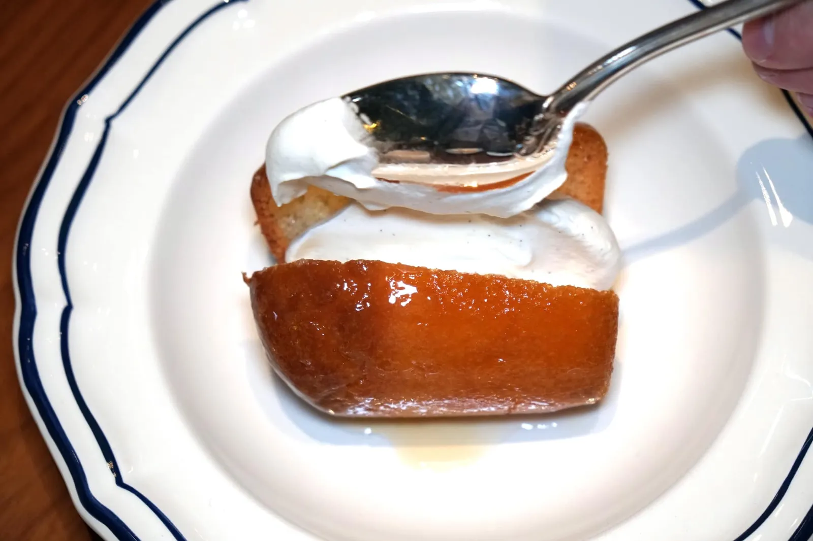 Rum baba, lightly whipped vanilla cream (550++) Baba au rhum, crème mi-montée à la vanille ขั้นตอนต่อไปคือการใส่ Aged rum จาก Martinique หมู่เกาะภายใต้การปกครองของฝรั่งเศสในทะเลแคริบเบียนซึ่งขึ้นชื่อในเรื่องของการผลิตเหล้ารัมชั้นดี เชฟเลือกใช้รัมปี 2008, 2009 และ 2010 ผสมกันเทลงไป ก่อนจะปิดท้ายด้วยการใส่ Lightly whipped vanilla cream ตามแบบฉบับร้าน 3 ดาวมิชลินในราชรัฐ Monaco (17/20)