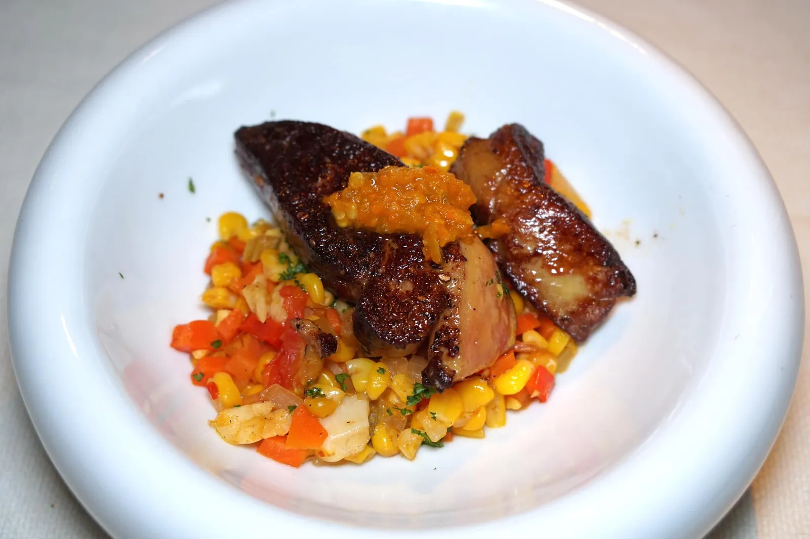 PAN ROASTED LANDES FOIE GRAS Pak Chong Corn / Sweet Basil / Chilli Lime Confit ห้ามพลาดเมนูที่ใช้วัตถุดิบระดับโลกอย่าง Landes Foie Gras หรือตับห่านจากเมืองล็องด์ซึ่งตั้งอยู่ทางตะวันตกเฉียงใต้ของประเทศฝรั่งเศส เชฟนำไปแพนเซีย เสิร์ฟมาชิ้นค่อนข้างใหญ่ ทุกคนสามารถสัมผัสความนุ่มของตับห่าน เพียงใช้มีดตัดเบาๆก็แยกออกจากกัน ด้านล่างเป็นข้าวโพดจากอำเภอปากช่องซึ่งมีกลิ่นหอมเด่นชัดเจน ยังมีแครอทและพริกมะนาวกงฟีเพิ่มรสชาติไม่ให้ความครีมมี่ของฟัวกราส์โดดเด่นมากจนเกินไป (13/20)