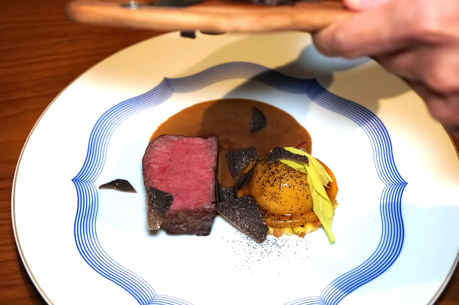 Wagyu beef, sweetcorn and black truffle Bœuf Wagyu, maïs et truffe noire พนักงานจะขูดทอปลงไปด้านบน (16/20)