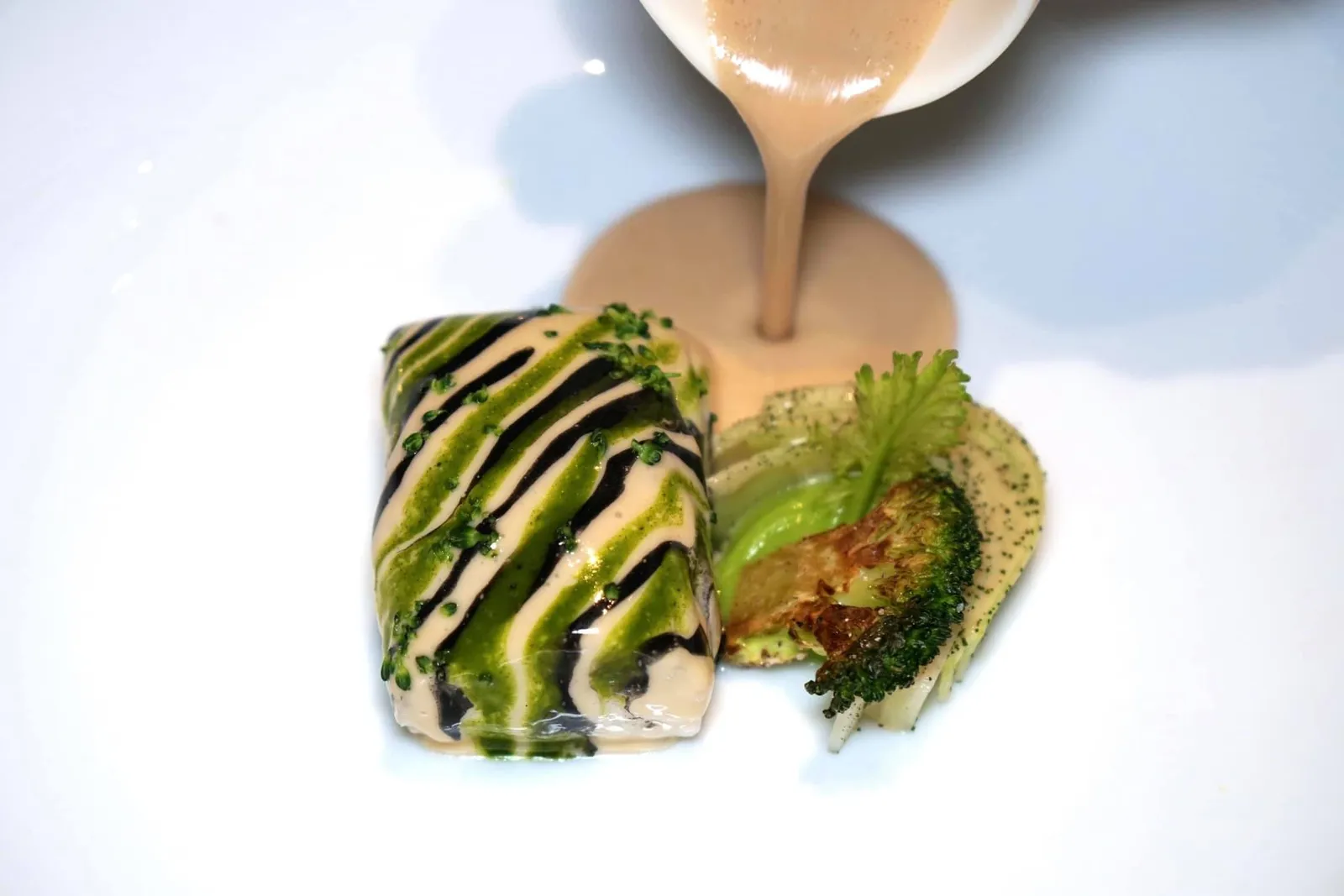 Steamed line-caught sea bass, broccoletti Bar de ligne à la vapeur, broccoletti ถัดมาคือ “ปลากะพง” ที่ตกด้วยคันเบ็ดตกปลาจากทะเลลึกในประเทศฝรั่งเศส และจัดเตรียมปลาด้วยวิธี Ikejime ตั้งแต่แรกจับ (รายละเอียดอยู่ในสองภาพถัดไป) เชฟนำไปนึ่งจนสุกได้ระดับ เนื้อสัมผัสที่ออกมาบอกเลยว่าเซอไพรส์เรามากๆ เรียกได้ว่าต่างกันกับปลากะพงบ้านเราอย่างสิ้นเชิงคือมีความหนึบ สู้ฟัน ไม่ร่วน ไม่แข็ง ดีงามชนิดที่ปลาเก๋ายังสู้ไม่ได้ ลวดลายสวยงามด้านบนมีทั้งหมดสองสีโดยสีดำได้จากผงถ่าน ส่วนสีเขียวได้จากผักโขม ส่วนซอสที่ราดมาด้านบนคือ Sea bass cooking jus (17/20)