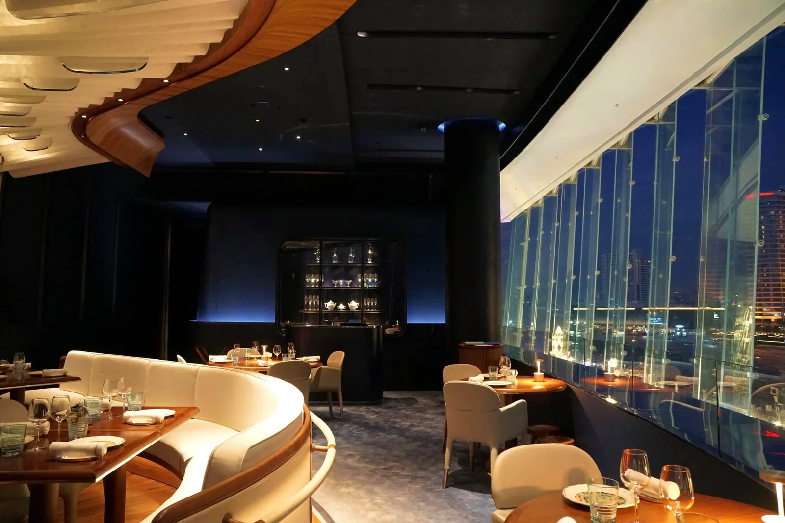 รีวิววันนี้ ตามล่า Fine Dining ขออาสาพาเพื่อนๆไปพบกับร้านอาหารระดับ 1 ดาวมิชลินน้องใหม่ประจำ Michelin Guide ฉบับกรุงเทพปีล่าสุด นั่นก็คือ Blue by Alain Ducasse ห้องอาหารฝรั่งเศสระดับ Haute Cuisine ของเชฟระดับตำนานผู้ถือครอง Michelin Star มากที่สุดในโลกถึง 18 ดวง