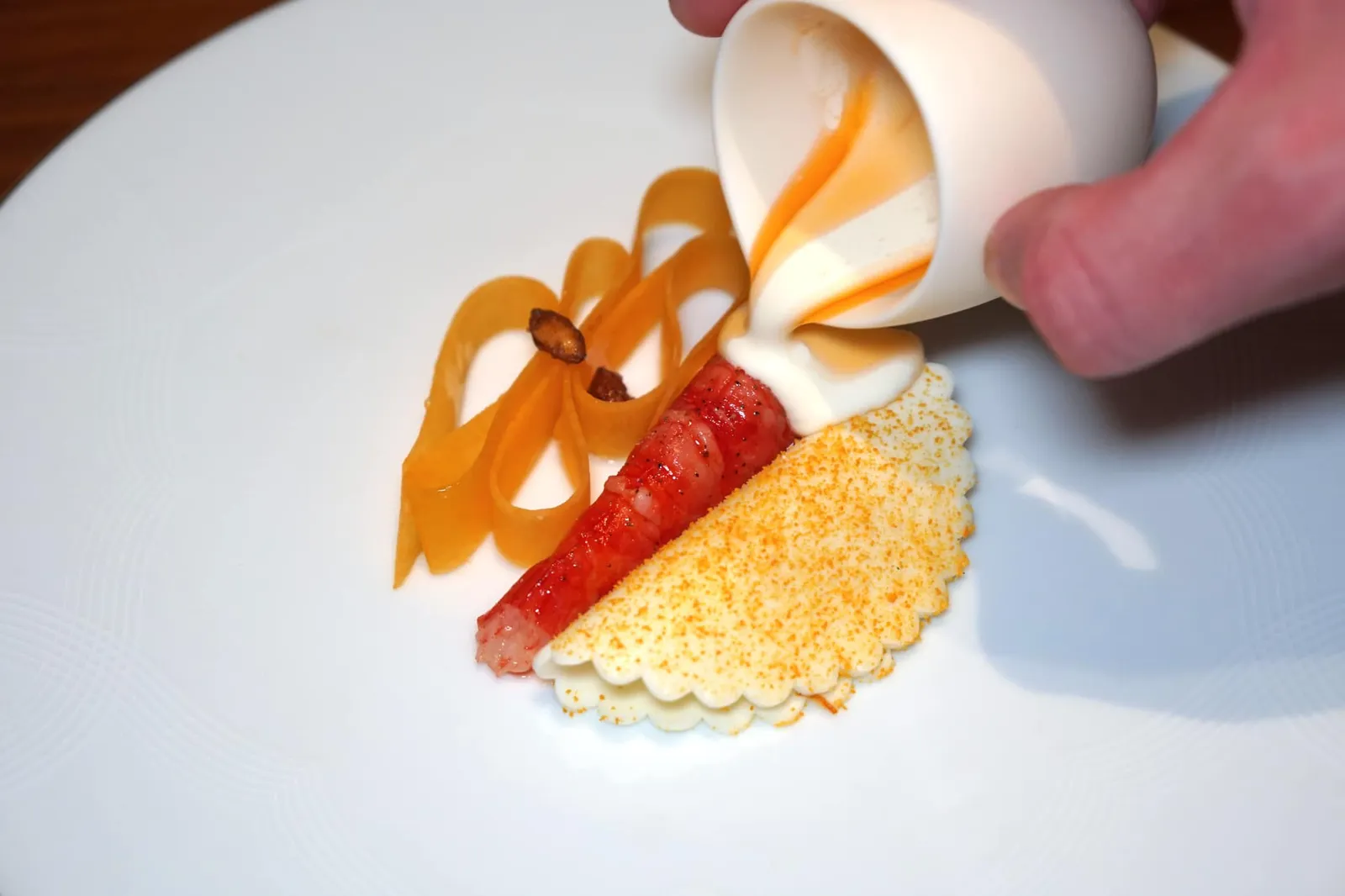 Chilled carabineros, butternut squash Carabineros rafraîchi, courge butternut คอร์สที่สองคือ “กุ้งแดงคาราบิเนโร่” จากประเทศสเปน เชฟนำไป Lightly poached เพียงเล็กน้อยแล้วแช่ไว้ในความเย็นเพื่อเนื้อสัมผัสมีความกรอบและเด้งมากยิ่งขึ้น พ่วงด้วยจุดเด่นคือรสชาติที่หวานละมุนสมกับเป็นวัตถุดิบล้ำค่าแห่งทะเลเมดิเตอเรเนียน (16/20)