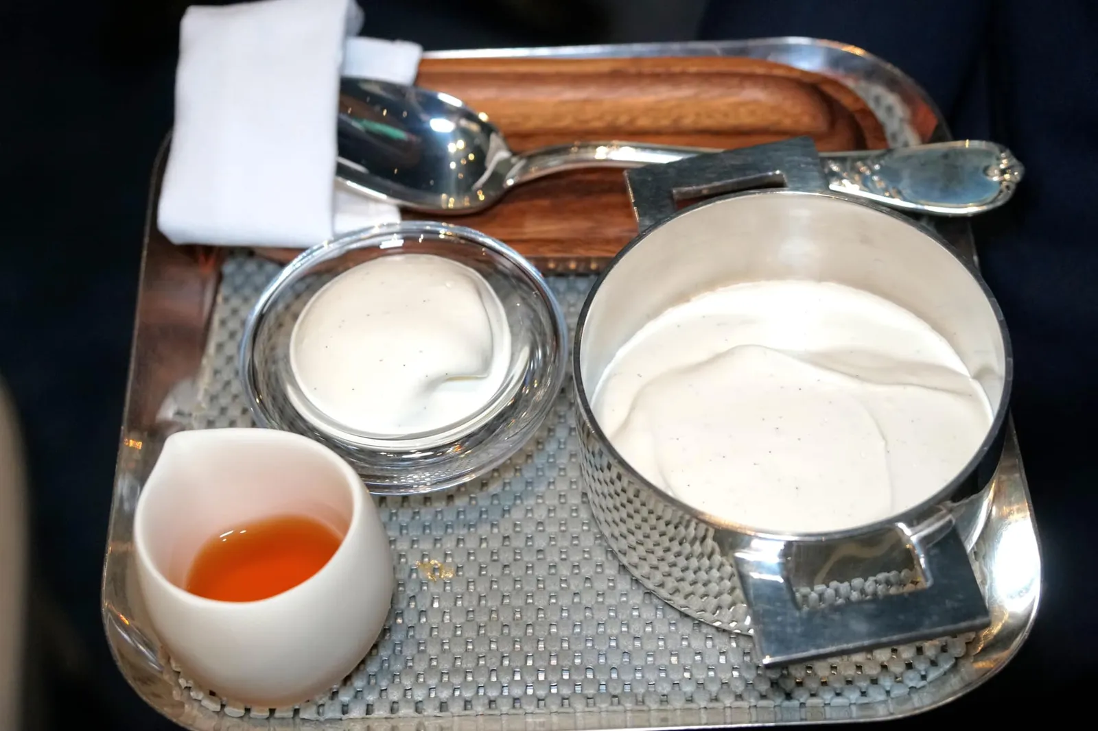Rum baba, lightly whipped vanilla cream (550++) Baba au rhum, crème mi-montée à la vanille หากใครทานของหวานที่มีส่วนผสมของแอลกอฮอล์ได้ เราขอปักหมุด “บาบา อู รุม” เมนู Signature Dessert ของเชฟ Alain Ducasse ที่สร้างประวัติศาสตร์ให้กับห้องอาหารระดับ 3 ดาวมิชลิน Le Louis XV - Alain Ducasse à l'Hôtel de Paris ในราชรัฐ Monaco จนได้รับการยกย่องให้เป็นหนึ่งในของหวานคลาสสิคที่ดีที่สุดตลอดการมาจนถึงปัจจุบัน (17/20)