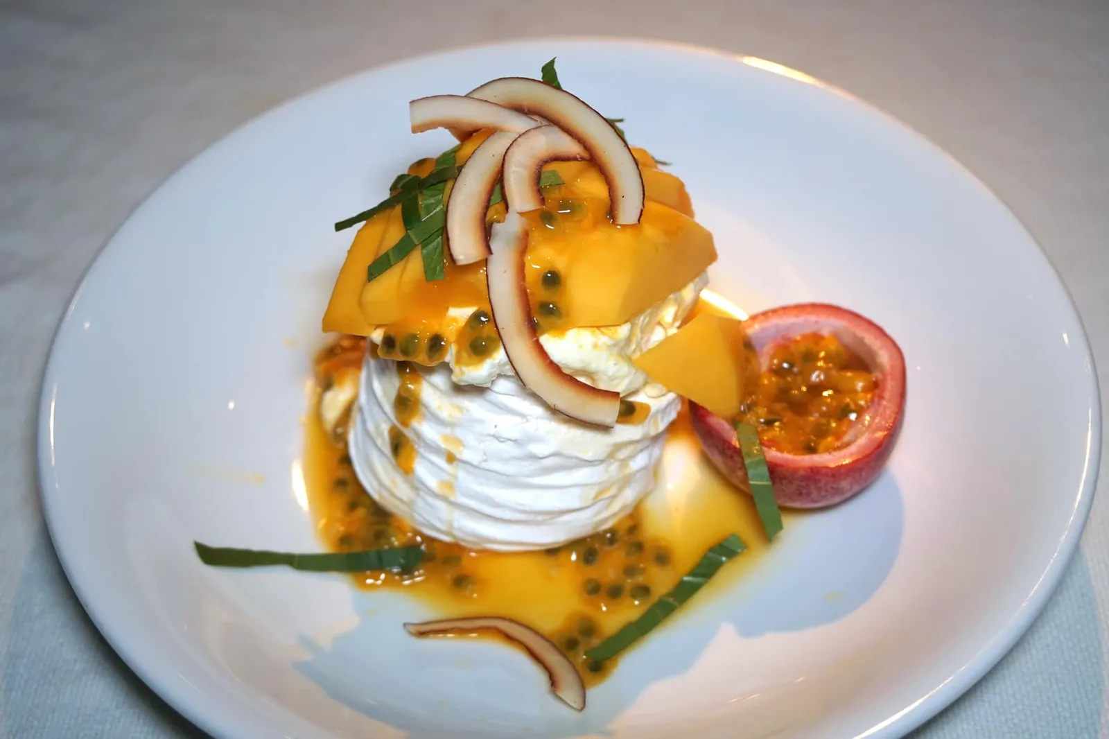 PAVLOVA Mango / Thai Basil / Toasted Coconut พัฟโลว่า เป็นขนมหวานสัญชาติรัสเซียเสิร์ฟมาจานใหญ่ เชฟใช้เมอแรงก์มาขึ้นเป็นทรงแนวตั้ง ด้านบนมีมะม่วงสุกหวานๆและมะพร้าวคั่วเพิ่มความกรอบ ด้านล่างตัดด้วยรสชาติเปรี้ยวของเสาวรส เป็น Classic combination ที่ทำออกมาอร่อยไม่เบา (13/20)