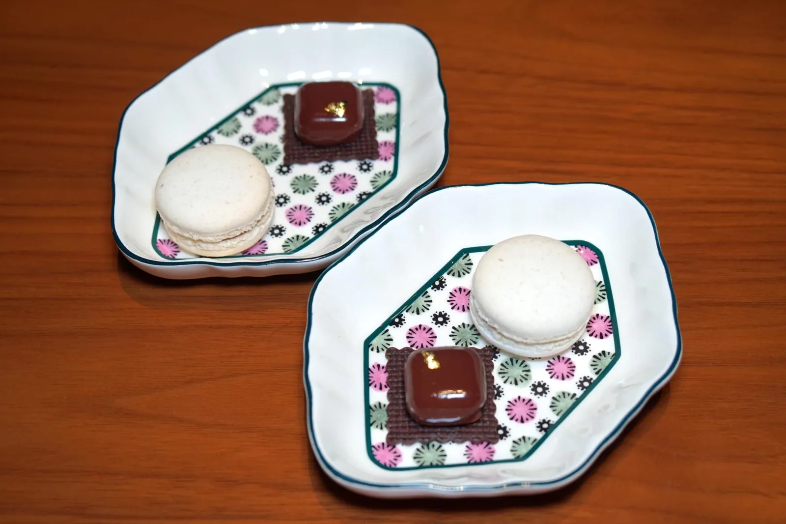 Mignardises Chestnut-blackcurrant macaron, Chocolate caramel tart ปิดท้ายมื้ออาหารด้วยเปอตีส์โฟว์สองอย่างคือมาการองเกาลัดผสมแบล็คเคอแรนท์และมินิทาร์ตช็อกโกแลตคาราเมลชิ้นจิ๋วพอดีคำปิดท้ายมื้ออาหารนี้ได้อย่างสมบูรณ์ (15/20)