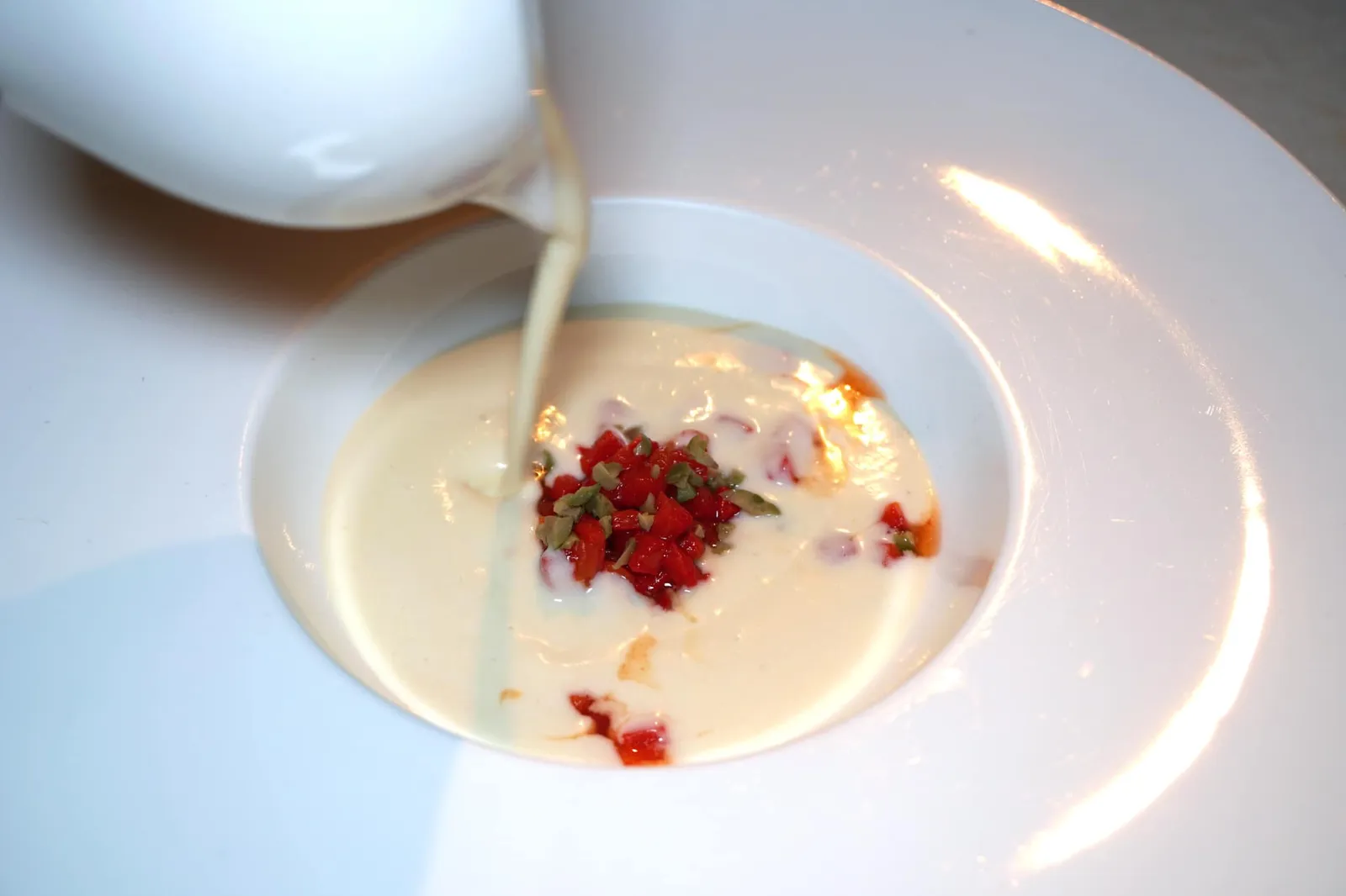 CHILLED POTATO LEEK SOUP Oilve / Charred Pepper / Basil พนักงานจะเทซุปลงไปต่อหน้าเราที่โต๊ะ (12/20)