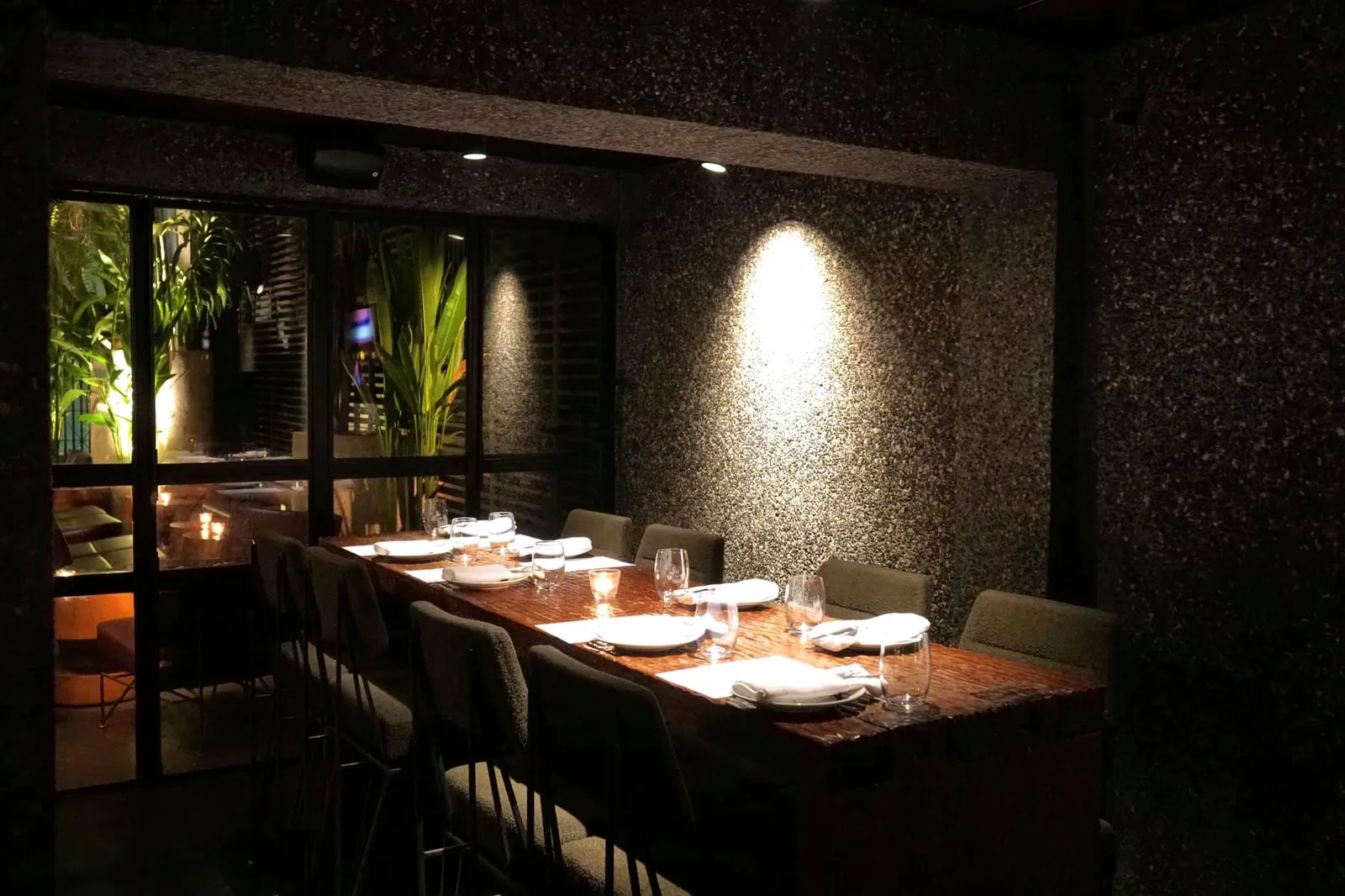 Eat Me เป็นร้านอาหารนานาชาติที่โดดเด่นในการเชื่อมเมนูอาหารชั้นยอดเข้ากับบรรยากาศสบายๆแตกต่างออกไปจากห้องอาหาร Fine Dining อื่นๆ