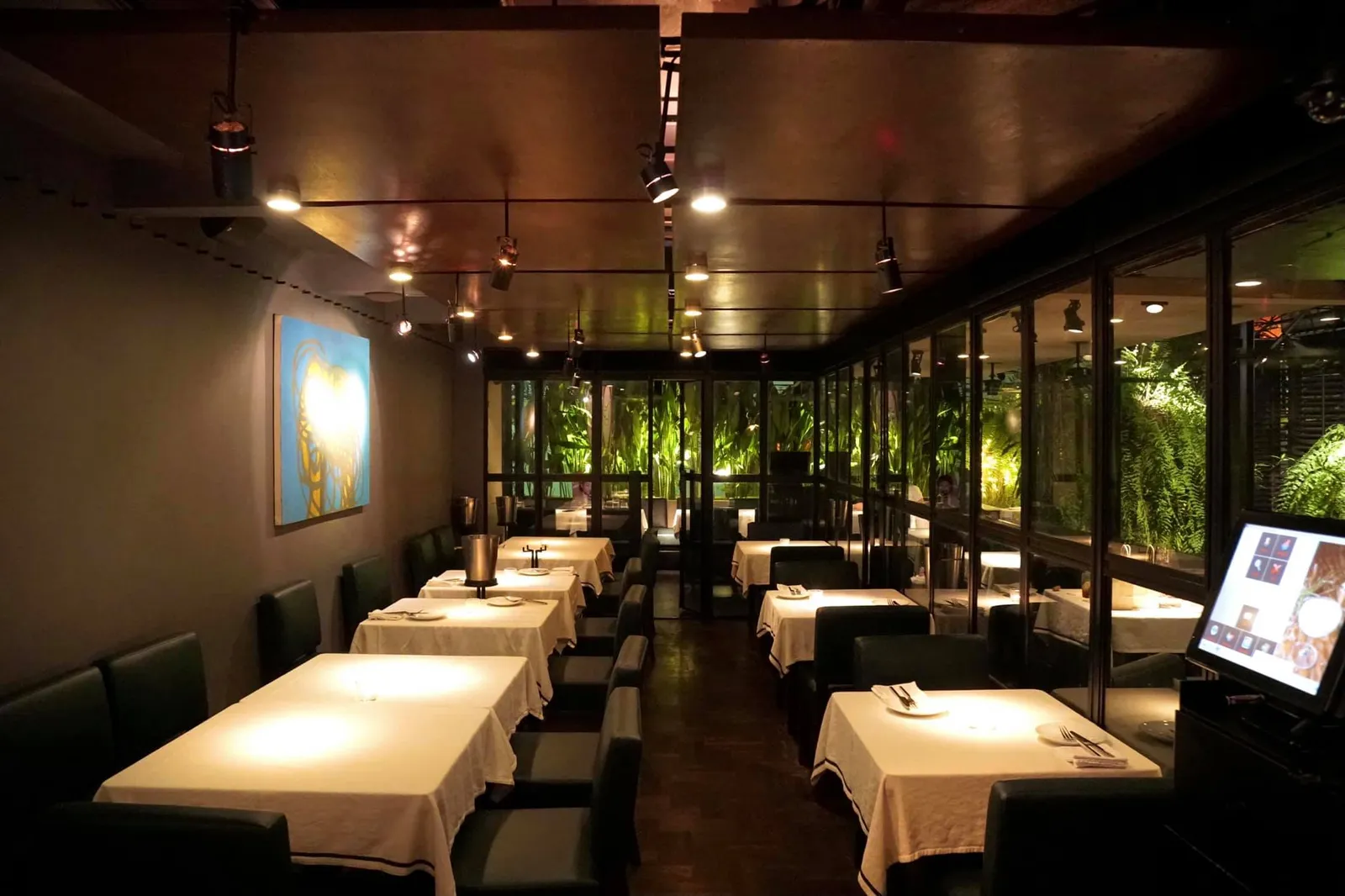 เจ้าของร้านคุณ Tim Butler เกิดที่กรุงนิวยอร์ค ประเทศสหรัฐอเมริกา หลังจากจบการศึกษาจากสถาบันสอนทำอาหารระดับโลกอย่าง Culinary Institute of America หรือ CIA เจ้าตัวก็เลือกทางเดินเป็นเชฟอาหารหวาน ทั้งยังเคยร่วมงานกับห้องอาหารชั้นนำระดับโลกมากมายเช่น Aquavit (ปัจจุบันเป็นร้านระดับ 2 ดาวมิชลิน) และ Restaurant Daniel ของเซเลบริตี้เชฟชื่อดัง Daniel Boulud (ปัจจุบันเป็นร้านระดับ 2 ดาวมิชลินเช่นกัน) ก่อนที่เจ้าตัวจะเลือกเดินทางมาลงหลักปักฐานอยู่ในกรุงเทพและดำรงตำแหน่งหัวหน้าเชฟที่ห้องอาหาร Eat Me