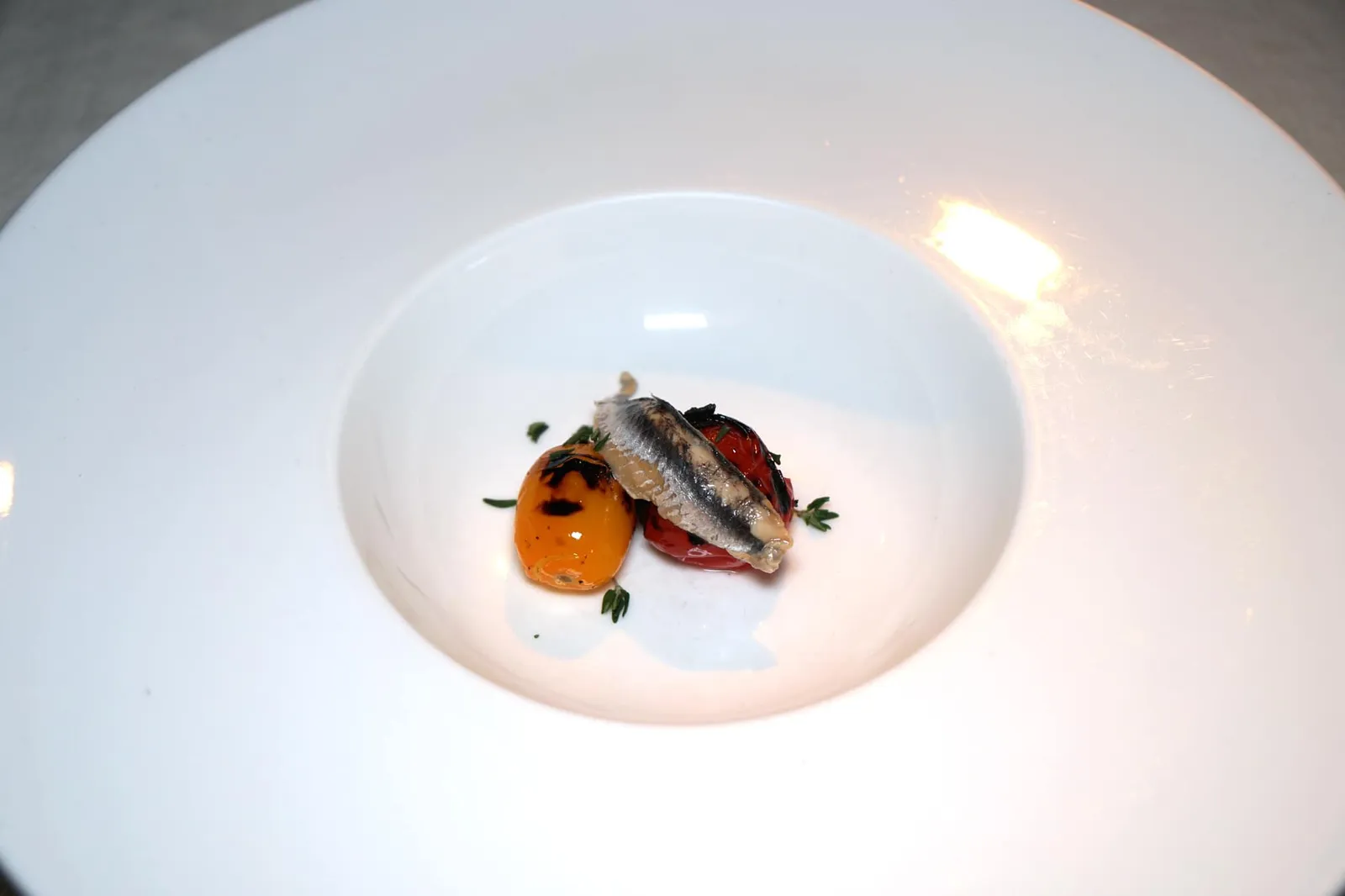 CASCO BAY LOBSTER BISQUE Roasted Tomato / White Anchovy / Khao Yai Thyme ถัดมาคือซุปข้นกุ้งล็อบสเตอร์ที่เชฟปรับปรุงออกมาใหม่ในรูปแบบของตัวเอง ตัวซุปมีความข้นปานกลางต่างออกไปจากซุปสไตล์ฝรั่งเศสต้นตำรับ ทั้งยังมีความหอมของไทม์และเนื้อสัมผัสที่ค่อนข้างนุ่ม ด้านบนเป็นแองโชวี่ขาวเพิ่มรสชาติเค็มและอุมามิ (13/20)