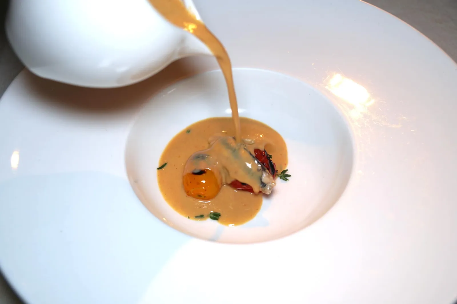CASCO BAY LOBSTER BISQUE Roasted Tomato / White Anchovy / Khao Yai Thyme และเช่นกันเชฟจะเทซุปอุ่นๆลงไปต่อหน้าเรา (13/20)