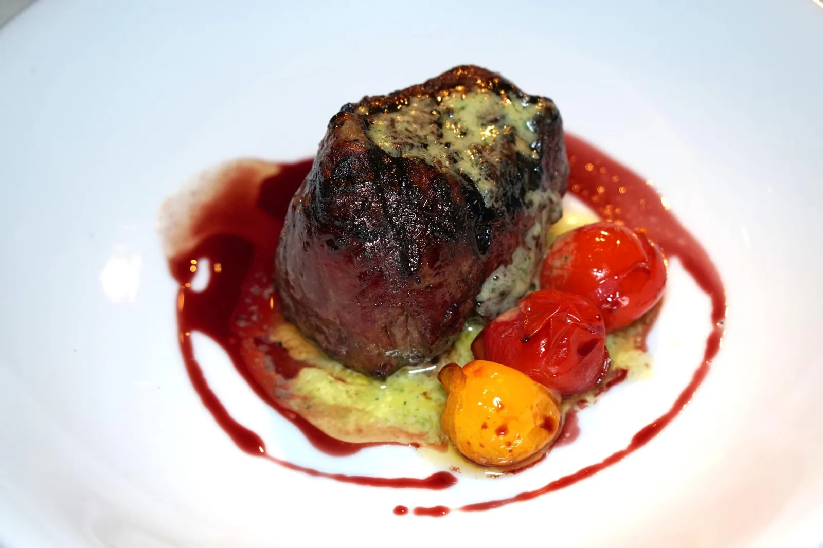 RANGER VALLEY BLACK ONYX TENDERLOIN 270 DAYS Shiraz Reduction / Chiang Rai Tomato / Garlic Butter ส่วนเมนคอร์สในเซ็ทเมนูราคา 2,500 บาทคือเนื้อวัว Black Onyx Beef เช่นเดียวกับเมนูสตาร์ทเตอร์ แต่จานนี้เชฟเลือกใช้ส่วน Tenderloin เสิร์ฟมาที่ความสุกระดับ Medium rare ทอปด้านบนด้วยเนยกระเทียมหอมๆ ส่วนซอสสีแดงรอบๆคือ Shiraz Wine Reduction ให้รสชาติหวานเข้มข้นช่วยเสริมรสชาติธรรมชาติของเนื้อวัว ข้างกันคือมะเขือเทศจากจังหวัดเชียงราย มีความฉ่ำน้ำค่อนข้างสูง ใช้ทานสลับกับเนื้อวัวได้ดี (13/20)