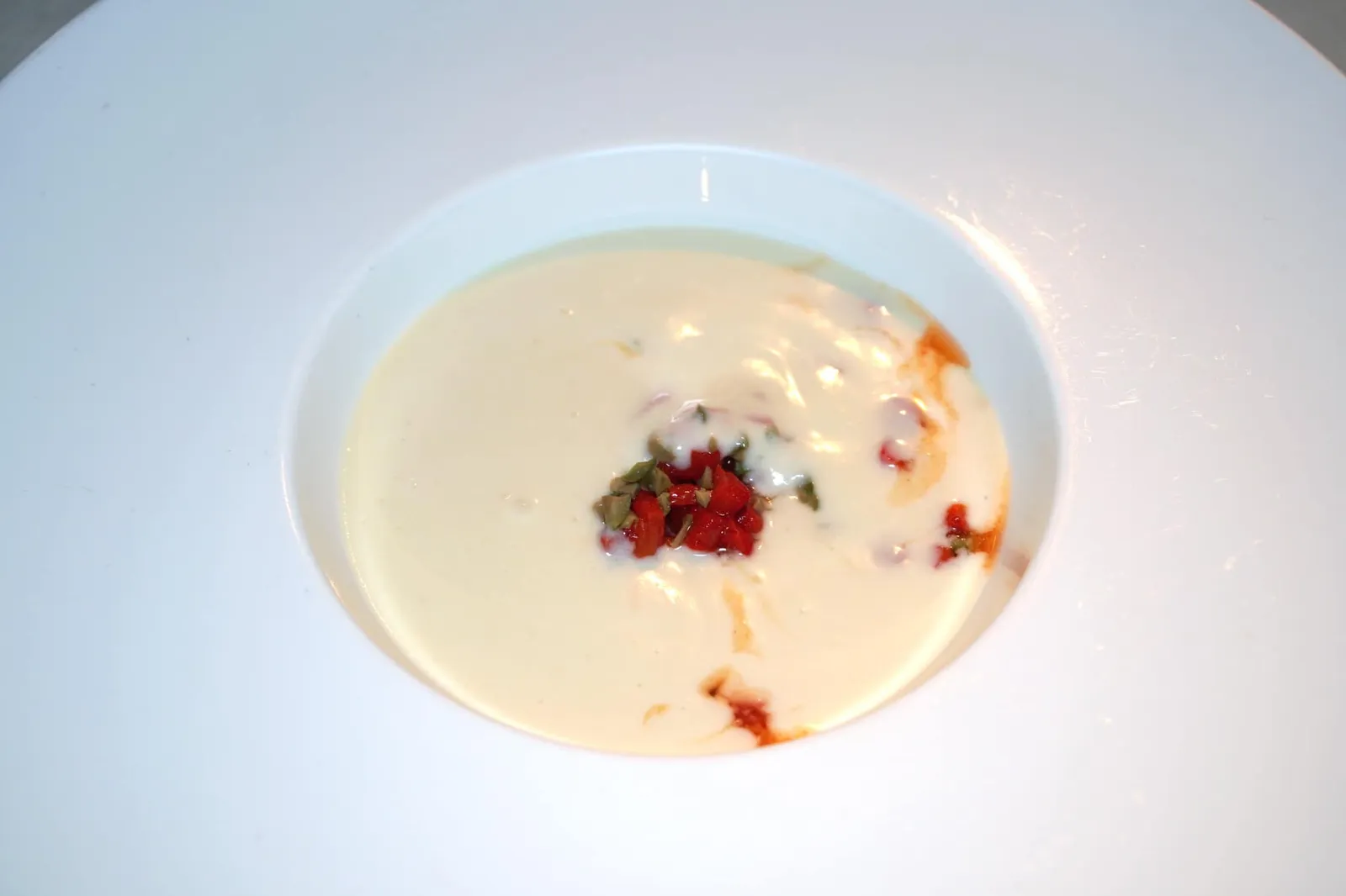 CHILLED POTATO LEEK SOUP Oilve / Charred Pepper / Basil ตักทุกองค์ประกอบทานในคำเดียวจะได้กลิ่นเฉพาะตัวของพริกหวานชัดเจนเข้ากันกับความครีมมี่ของซุปเย็นช่วยเรียกความสดชื่นได้ดี (12/20)
