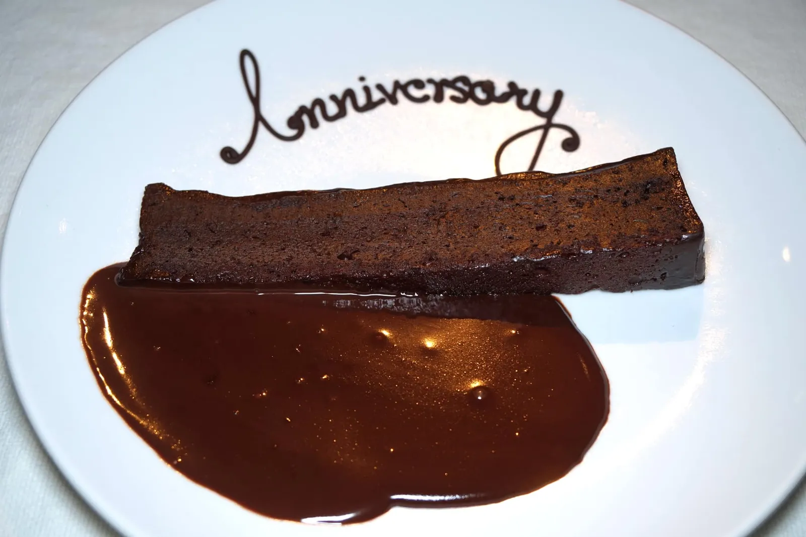 FLOURLESS DARK CHOCOLATE CAKE (380++) Chocolate Sauce สุดท้ายคือขนมหวานรสเลิศอย่างเค้กช็อกโกแลตไร้แป้งซึ่งกำลังเป็นที่นิยมตามร้านขนมและคาเฟ่ต่างๆ แต่น้อยคนจะรู้ว่า Eat Me ถือเป็นร้านแรกๆในกรุงเทพที่มีเมนูนี้ขาย เค้กช็อกโกแลตเนื้อนุ่มละเอียด ใช้ช้อนตัดเบาๆก็แยกออกจากกัน ทานคู่กับซอสช็อกโกแลตรสเลิศ มาที่นี่แล้วไม่สั่งถือว่ามาไม่ถึง (13/20)