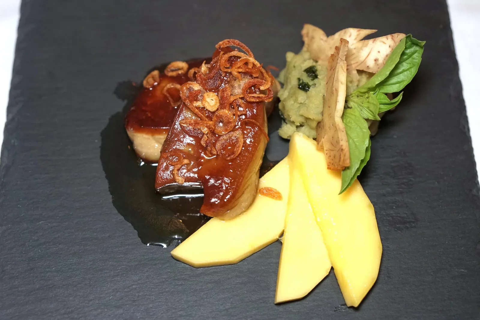 ตับห่านซอสมะขาม มะม่วงน้ำดอกไม้ (780++) THAI TAMARIND & FRENCH “LANDES” FOIE GRAS Ambassador of Rougier, Chef Nooror’s Signature famous revolutionary recipe was created in Blue Elephant 15 years ago. Sweet Potato - Bai Horapa - Caramelised Chachoengsao Fresh “Nam Dok Mai” Mango. เริ่มต้นมื้ออาหารด้วยจานที่เชฟนูรอรังสรรค์เอาไว้เมื่อ 15 ปีก่อน ทั้งยังเป็น Signature Dish ที่ดีที่สุดของร้าน Blue Elephant มีพระเอกของจานคือ Landes Foie Gras หรือตับห่านจากเมืองล็องด์ทางตะวันตกเฉียงใต้ของประเทศฝรั่งเศส หนึ่งในวัตถุดิบล้ำค่าที่พบเห็นได้ตามร้านอาหารชั้นสูงในทวีปยุโรปไปจนถึงร้านอาหารระดับ 3 ดาวมิชลิน เพียงใช้มีดตัดเบาๆก็สามารถรับรู้ได้ถึงความนุ่ม เนียน กัดเข้าไปจะพบกับความครีมมี่ เเละมีปริมาณไขมันที่มากกว่าตับห่านทั่วไป เชฟนำมาเคลือบด้วยซอสมะขามจากจังหวัดเพชรบูรณ์และส้มเเขกชุมชนเเขนงแบบไทยให้รสชาติออกเปรี้ยวหวานกำลังพอดี เซียจนมีสีเหลืองอมน้ำตาลบ่งบอกถึงระดับความสุกที่พอเหมาะ ข้างกันคือมันบดสีเขียวที่มีส่วนผสมของใบโหระพา เผือกทอด เเละมะม่วงน้ำดอกไม้จากจังหวัดฉะเชิงเทรา บอกเลยว่าใครไม่ทานจานนี้ถือว่าไม่ถึงร้าน Blue Elephant ! (15/20)