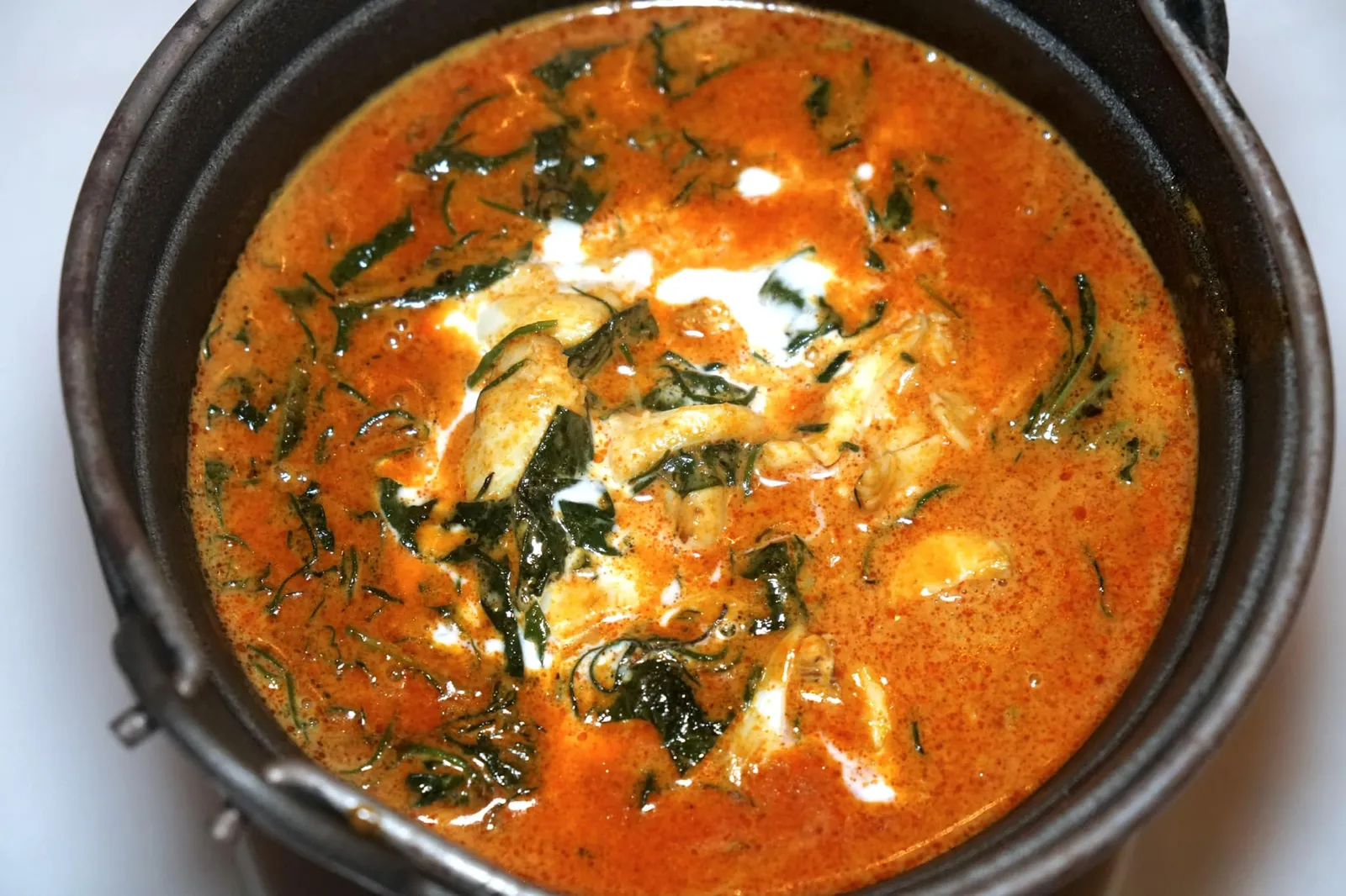 แกงคั่วปูใบชะพลู ชะคราม เส้นหมี่ (880++) HOT PHUKETIAN TURMERIC BETEL LEAVES & MANGROVE CRAB CURRY Homemade spicy Chili Paste - Blue Swimmer Crab - Betel Leaves - Mangrove Forest Ampawa Chakarm Leaves - Rice Noodle - Condiment with Fresh GI Pineapple. PS: ครั้งก่อนเรามาทานเมนูนี้ช่วงที่ร้านเพิ่งกลับมาเปิดใหม่พบว่ารสชาติยังไม่กลมกล่อมเท่านี้จึงให้คะแนนไว้ที่ 14 วันนี้รสชาติดีขึ้นมาอีกขั้น น่าจะเป็นรสที่เชฟนูรอตั้งใจเอาไว้ ขอเทคะแนนให้เลย (16/20)