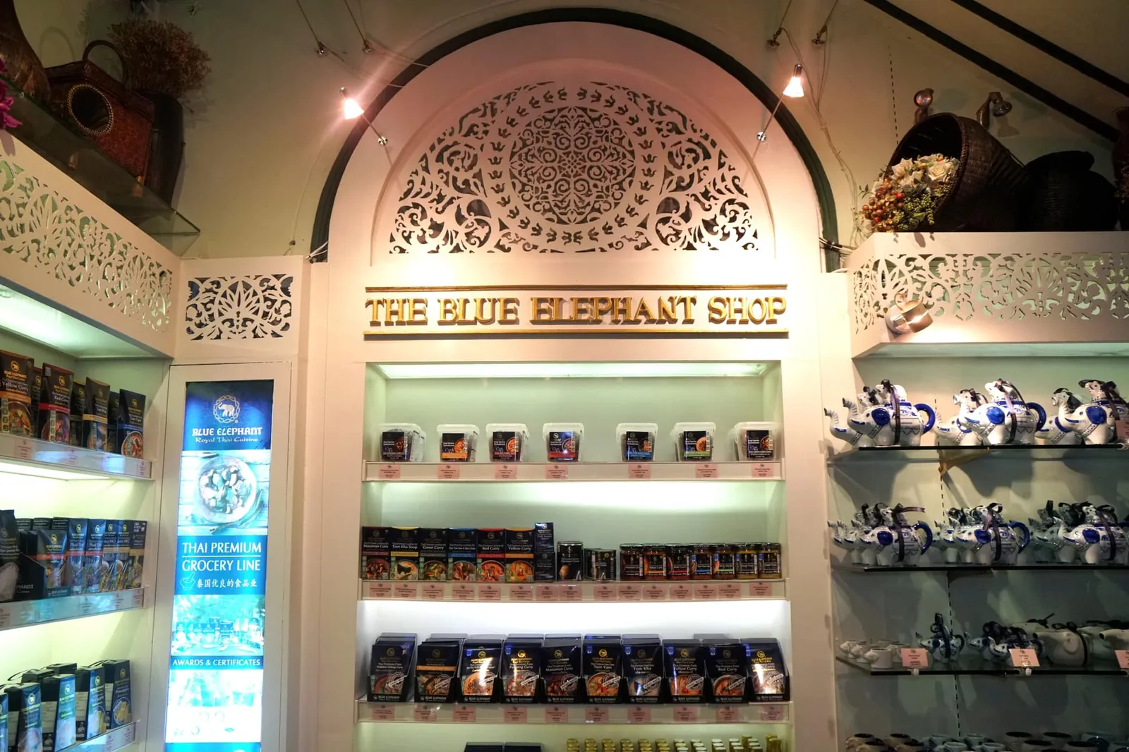 สาขากรุงเทพตัวร้านตั้งอยู่ในย่านสาทรติดกันกับหอการค้าไทย-จีน มองจากภายนอกเป็นอาคารสไตล์โคโลเนียลสามชั้นสีเหลืองนวลอายุกว่า 100 ปี เมื่อเดินเข้ามาในร้านจะพบกับเเผนกต้อนรับด้านหน้าพร้อมกับ The Blue Elephant Shop ซึ่งเป็นร้านขายของที่ระลึกอยู่ทางซ้ายมือ