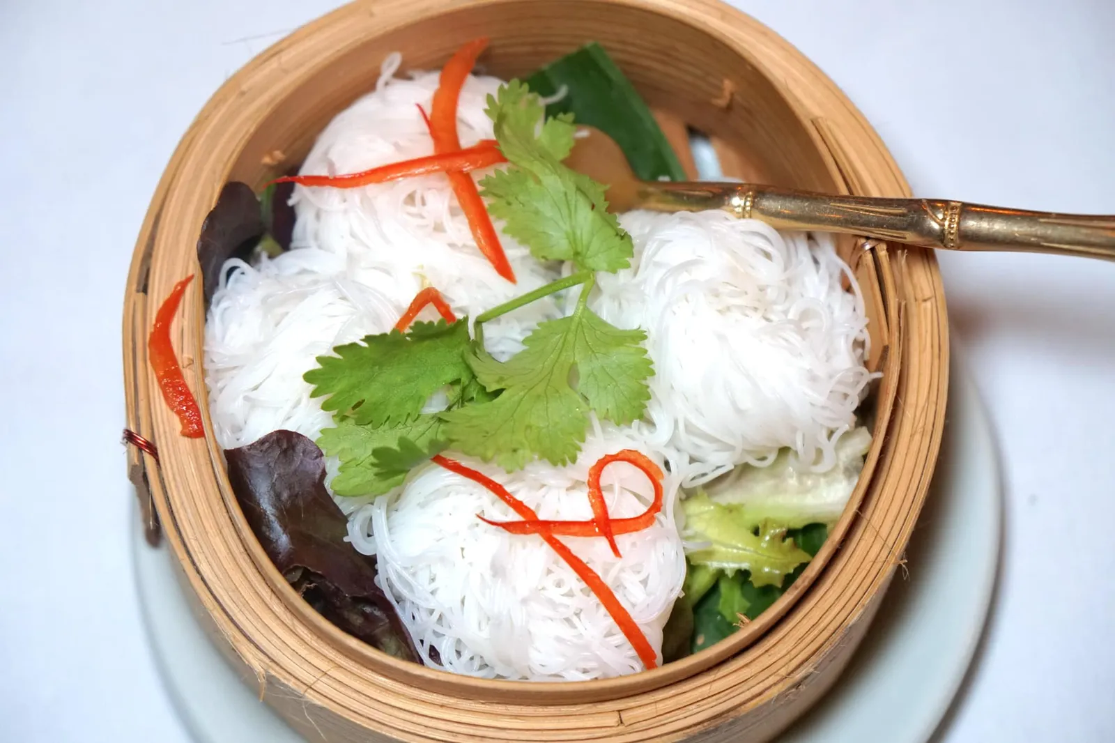 แกงคั่วปูใบชะพลู ชะคราม เส้นหมี่ (880++) HOT PHUKETIAN TURMERIC BETEL LEAVES & MANGROVE CRAB CURRY Homemade spicy Chili Paste - Blue Swimmer Crab - Betel Leaves - Mangrove Forest Ampawa Chakarm Leaves - Rice Noodle - Condiment with Fresh GI Pineapple. ทางร้านเสิร์ฟแกงปูใบชะพลูมาให้ทานคู่กับเส้นหมี่หุ้นแบบภูเก็ต (16/20)
