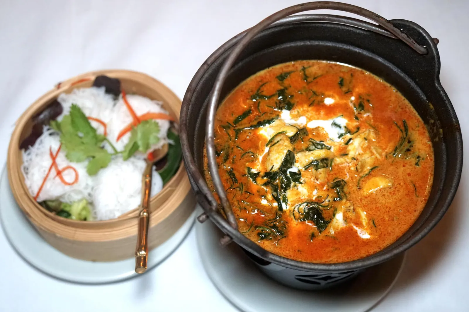 แกงคั่วปูใบชะพลู ชะคราม เส้นหมี่ (880++) HOT PHUKETIAN TURMERIC BETEL LEAVES & MANGROVE CRAB CURRY Homemade spicy Chili Paste - Blue Swimmer Crab - Betel Leaves - Mangrove Forest Ampawa Chakarm Leaves - Rice Noodle - Condiment with Fresh GI Pineapple. มาที่ร้าน Blue Elephant ห้ามพลาดแกงรสเลิศที่กลายมาเป็นเมนูเเนะนำประจำร้าน เริ่มจากแกงคั่วเนื้อปูจากภาคใต้ที่ใช้เครื่องแกงทำเอง เชฟนูรอบาลานซ์ความหอมมันจากกะทิมาได้ไร้ที่ติ ด้านบนคือใบชะครามจากป่าโกงกางในอำเภออัมพวา ด้วยความที่เป็นพืชโตในน้ำกร่อยจึงมีรสชาติเค็มเบาๆช่วยตัดกับความมันของแกงกะทิได้อย่างลงตัว เราชอบที่เชฟใส่ใบชะพลูลงมาด้วยช่วยเพิ่มมิติทางรสชาติได้ดี ทานเข้าไปสักสองสามคำจะเริ่มได้รสชาติความเผ็ดจัดจ้านอย่างแกงใต้ชัดเจน เนื้อปูม้าสด หวาน ชิ้นใหญ่ไม่เบา ถือเป็นหนึ่งในเมนูแกงปูใบชะพลูที่ดีที่สุดเท่าที่จะหาทานได้ในกรุงเทพเลยทีเดียว (16/20)