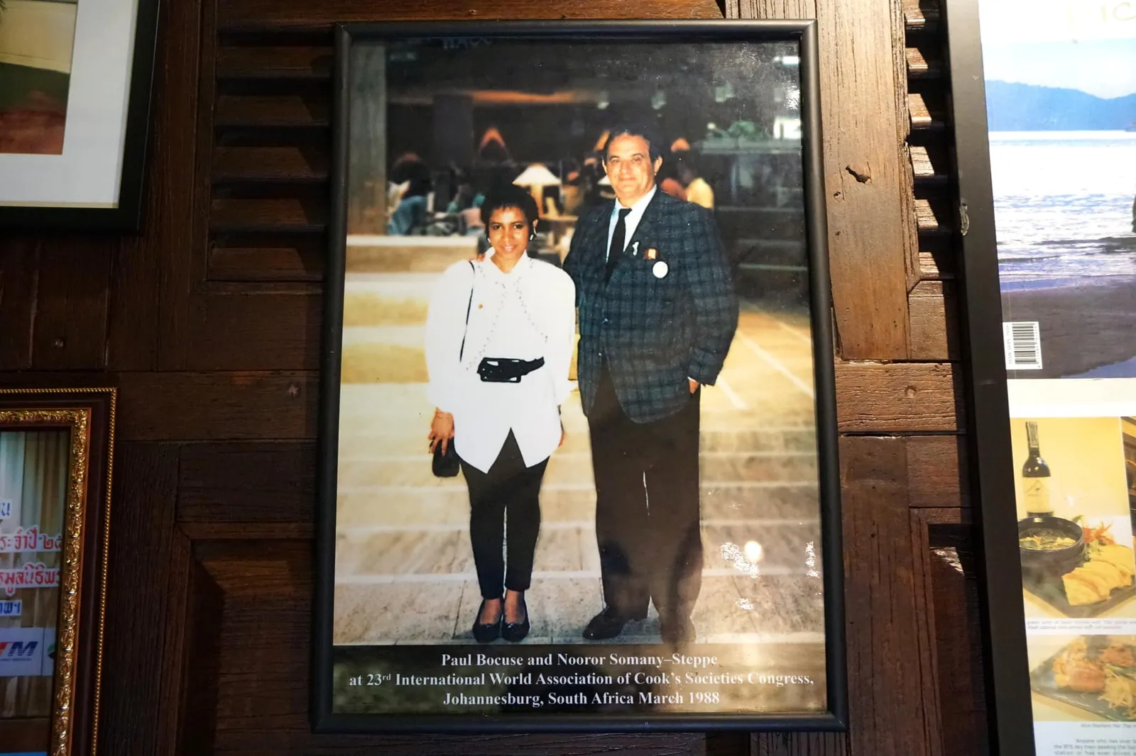 บนผนังมีรูปถ่ายของเชฟนูรอร่วมกับเชฟชื่อดังทั่วโลกรวมไปถึง Paul Bocuse ตำนานผู้ล่วงลับ