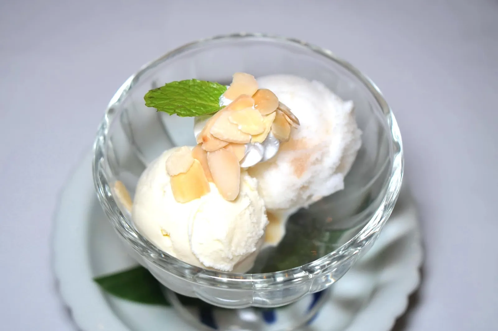 พรีเมี่ยมไอศกรีมและซอร์เบท์ (150++/2 scoops) PREMIUM ICE CREAM & SORBET Discover the flavours of Asian fruits through this range of “Artisanal” Ice-creams & Sorbets developped by Blue Elephant Group. ส่วนของหวานที่เราต้องสั่งทุกครั้งเมื่อมาทานที่ Blue Elephant เป็นเมนูง่ายๆอย่างไอศกรีม โดยเฉพาะไอศกรีมมะลิเพราะกลิ่นหอมอันโดดเด่นเป็นอะไรที่สุดยอดมากๆ ส่วนอีกลูกคือซอร์เบท์ลิ้นจี่ก็ดีงามไม่แพ้กัน (13/20)