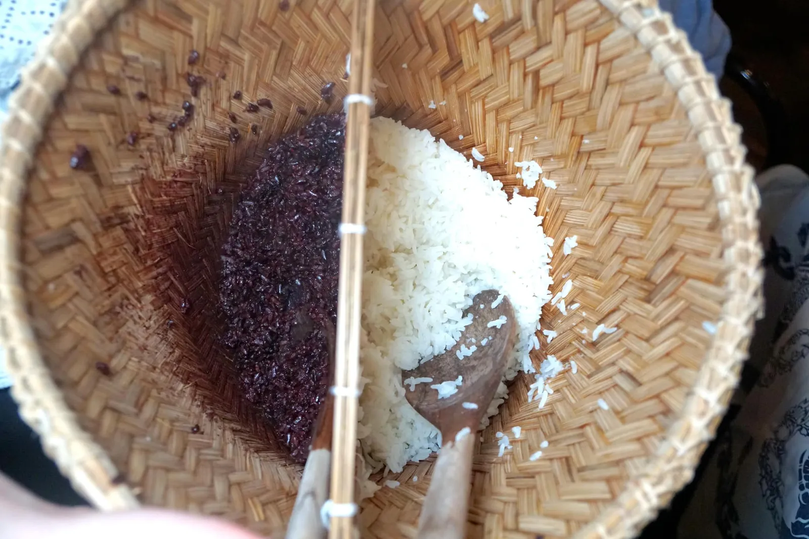 ข้าวหอมมะลิ (90++/p) SRI SAKET JASMINE RICE Steamed organic Jasmine Rice from Thoong Kula, Rasi-Salai in the Sri Saket Province. สำหรับข้าวทางร้านมีให้เลือกสองแบบคือข้าวหอมมะลิคุณภาพจากทุ่งกุลาร้องไห้ อำเภอราษีไศล จังหวัดศรีสะเกษ เมล็ดข้าวเรียงตัวสวย เต็มเมล็ดเกือบทั้งหมด ข้าวไรซ์เบอร์รี่ (90++/p) BROWN RICE BERRY RICE The Acclaimed Antioxidant “Jao Hom Nin” and “Hom Ma Li” Rice. ส่วนข้าวไรซ์เบอร์รี่ทางร้านผสมเจ้าหอมนิลเข้ากับข้าวหอมมะลิเพื่อลดทอนเนื้อสัมผัสของข้าวให้นุ่มเเละทานง่ายยิ่งขึ้นทั้งยังเต็มไปด้วยสารต้านอนุมูลอิสระอีกด้วย