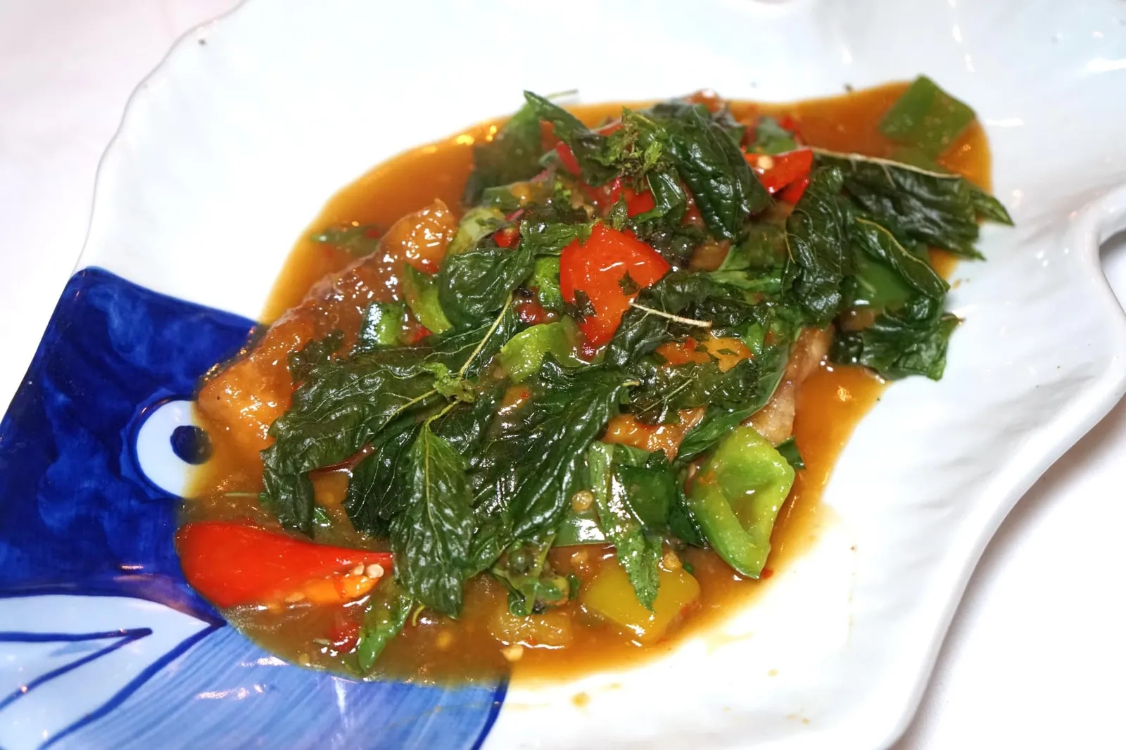 ปลากระพงผัดฉ่าพริกขี้หนูโหระพา (420++) SWEET BASIL & CHILLI SEA BASS Line Caught Sea Bass - Bird's Eye Chillies - Thai Organic Garlic - Sweet Basil Leaves. มาครั้งก่อนเราได้ทานเมนูปลากระพงผัดพริกขี้หนูกระเพราป่าแล้วติดใจกับความสามารถของเชฟนูรอในการยกระดับอาหารบ้านๆให้ออกมาอร่อยไม่เหมือนใคร วันนี้เมนูเดียวกันถูกเปลี่ยนเป็นปลากระพงผัดฉ่าแทน เนื้อปลากระพงผ่านการผัดในไฟแรงทำให้ผิวด้านนอกกรอบนิดๆแต่ด้านในยังคงความนุ่มไว้ได้ดี ใบโหระพาทอดมากรอบไม่อมน้ำมัน มีกลิ่นหอมชัดเจนรวมถึงกลิ่นกระเทียม รสชาติเผ็ดและเค๋มบาลานซ์กันลงตัวบ่งบอกถึงความเป็นผัดฉ่าที่ดี ถือว่าทำออกมาได้ดีไม่แพ้กันกับจานผัดกระเพรา (14/20)