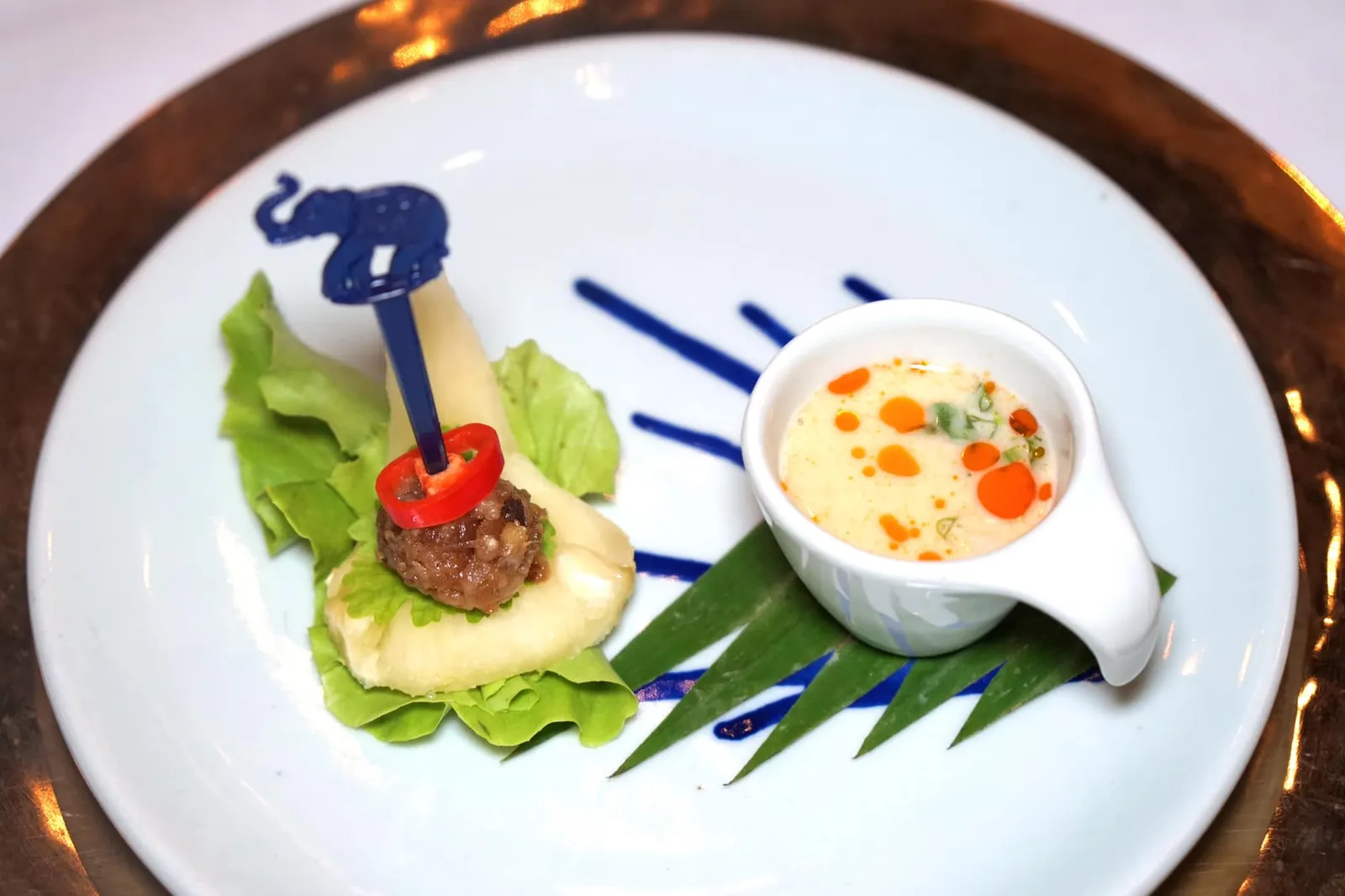 ต้มข่ากุ้งสับปะรดและม้าฮ่อไก่ AMUSE BOUCHE. เริ่มต้นมื้ออาหารด้วยอมูสบูชนำเสิร์ฟมาสองอย่างคือต่มข่ากุ้งซึ่งมีรสชาติเปรี้ยวนำ หอมกลิ่นมันกุ้ง ช่วยกระตุ้นความอยากอาหารได้เป็นอย่างดี ฝั่งซ้ายคือม้าฮ่อที่ใช้สับปะรดชิ้นโตทอปด้านบนด้วยเครื่องม้าฮ่อรสหวานทำจากไก่สับ มีถั่วบดช่วยเพิ่มมิติทางเนื้อสัมผัส และพริกซอยเพิ่มเผ็ดเบาๆ (13/20)