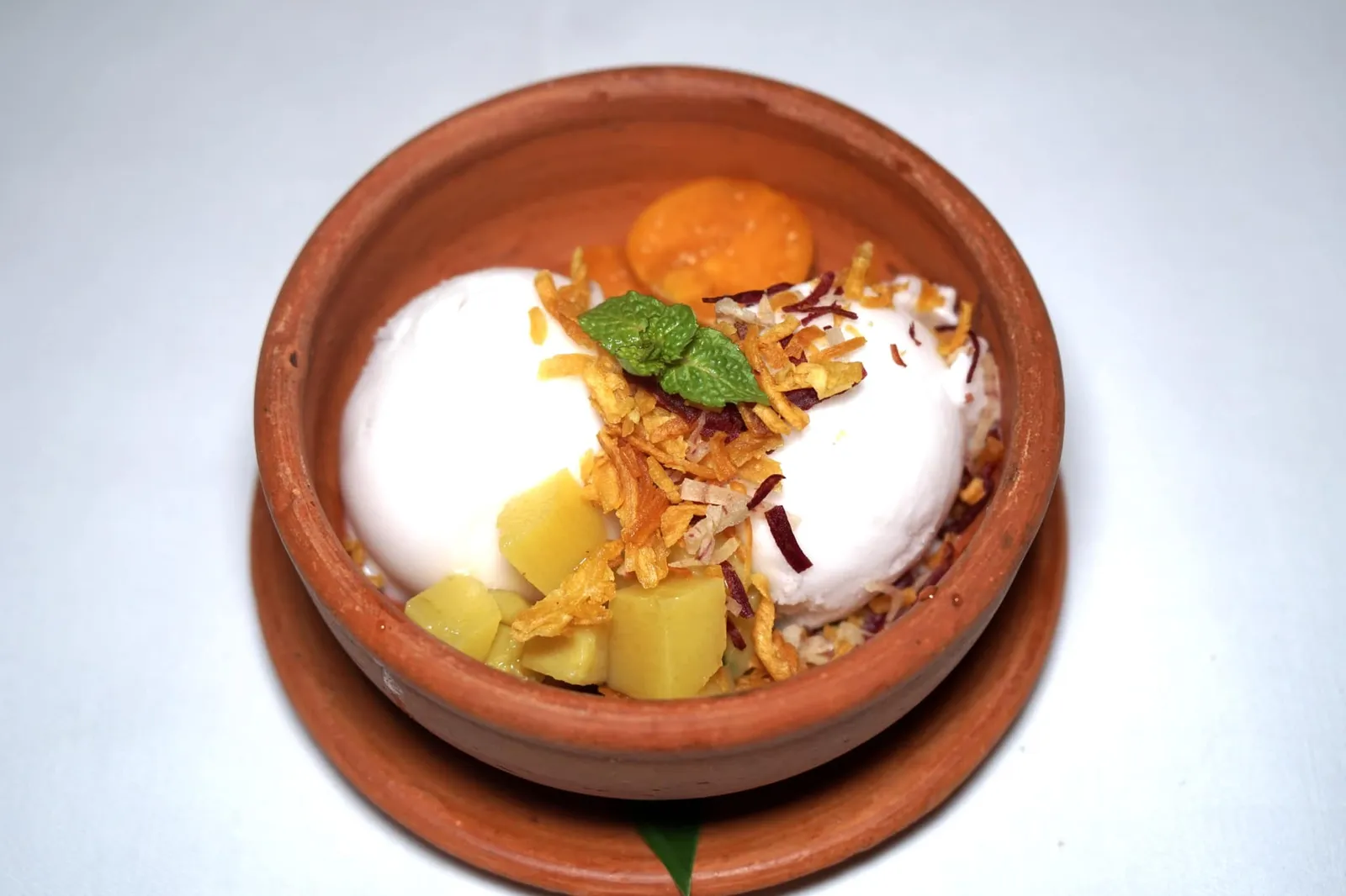 ไอศกรีมทรงเครื่อง (180++) THAI ICE CREAM KATHI Young Coconut flavoured ice cream dressed with colorful condiments ของหวานจานแรกเป็นไอติมทรงเครื่องที่ใช้ไอศกรีมกะทิสองลูกเสิร์ฟมากับเครื่องหลากหลายอย่างเพื่อเพิ่มมิติทางเนื้อสัมผัส (12/20)