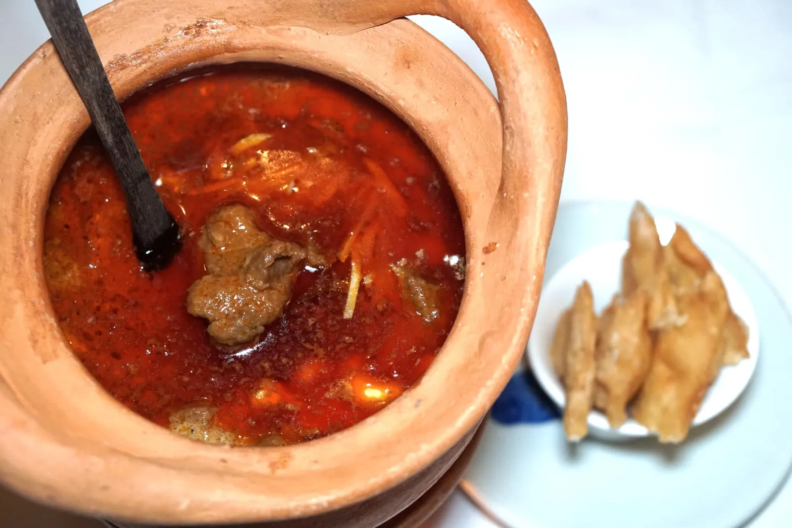 แกงมัสมั่นแกะ โรตี ข้าวหอมมะลิ (780++) CHEF NOOROR’S BESPOKEN MASSAMAN LAMB Signature Curry!!! Inspired by a Poem of King Rama II; Australian Lamb Our very own Massaman Paste - Coconut Milk - Tamarind Juice - Fresh Ginger Palm Sugar - Sweet Potatoes - roasted Nuts - Roti - Organic Jasmine Rice. เหตุผลที่เราแวะมาทานอาหารที่ Blue Elephant ในวันนี้เพราะต้องการทาน Signature Curry อันโด่งดังอย่างแกงมัสมั่นแกะ เมนูที่ได้รับแรงบันดาลใจมาจากกาพย์แห่ชมเครื่องคาวหวานในสมัยรัชกาลที่ ๒ เชฟนูรอใข้เครื่องแกงทำเองสูตรพิเศษมีเครื่องเทศหลายชนิด เนื้อแกงนุ่มลิ้น มีรสชาติหวานพอกลมกล่อม เสริมด้วยความมันและความครีมมี่จากกะทิชั้นดี สำหรับโปรตีนหลักของจานเชฟนูรอเลือกใช้เนื้อแกะนำเข้าจากออสเตรเลียจึงมีความนุ่มมากกว่าเนื้อแกะทั่วไป ที่สำคัญเเทบจะไม่มีกลิ่นสาบ เพิ่มมิติทางเนื้อสัมผัสด้วยมันม่วงนุ่มๆและเมล็ดมะม่วงหิมพานต์คั่ว เสิร์ฟมาในหม้อดินเผาร้อนๆ ดูน่าทานเป็นที่สุด (15/20)