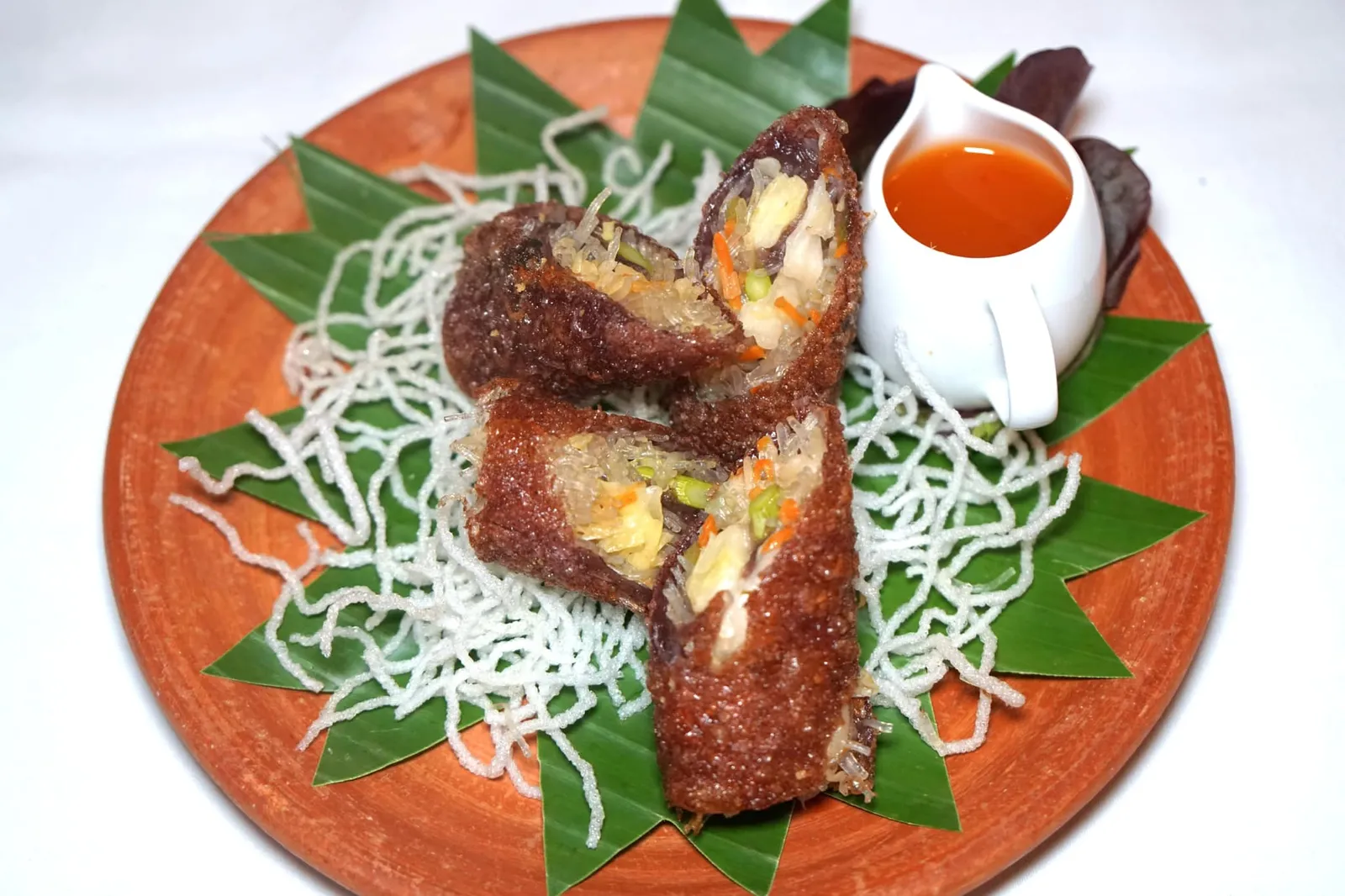 ปอเปี๊ยะไรซ์เบอร์รี่หน่อไม้ฝรั่งสุ้นเส้น (380++) ASPARAGUS & BLACK DIAMOND SPRING ROLL Crispy Rice Berry Spring Roll - Royal Project Asparagus Tips - Jaw's Ears - Blue Elephant Sweet Chilli & Pineapple Dip. เราเคยลองสั่งเมนูของว่างรวมมาชิมพบว่าความเด็ดอยู่ที่ปอเปี๊ยะทอดจานนี้ เชฟนูรอใช้แป้งทำมาจากข้าวไรซ์เบอร์รี่ทำให้มีสีม่วง ทอดออกมาได้กรอบ ไม่อมน้ำมัน ตรงกลางเป็นวุ้นเส้น แครอท หน่อไม้ฝรั่งจากโครงการณ์หลวง และเห็ดหูหนูช่วยเพิ่มความกรอบเวลาเคี้ยว ทานคู่กับซอสพริกและสับปะรดให้รสชาติเปรี้ยวหวานและเผ็ดครบรส (14/20)