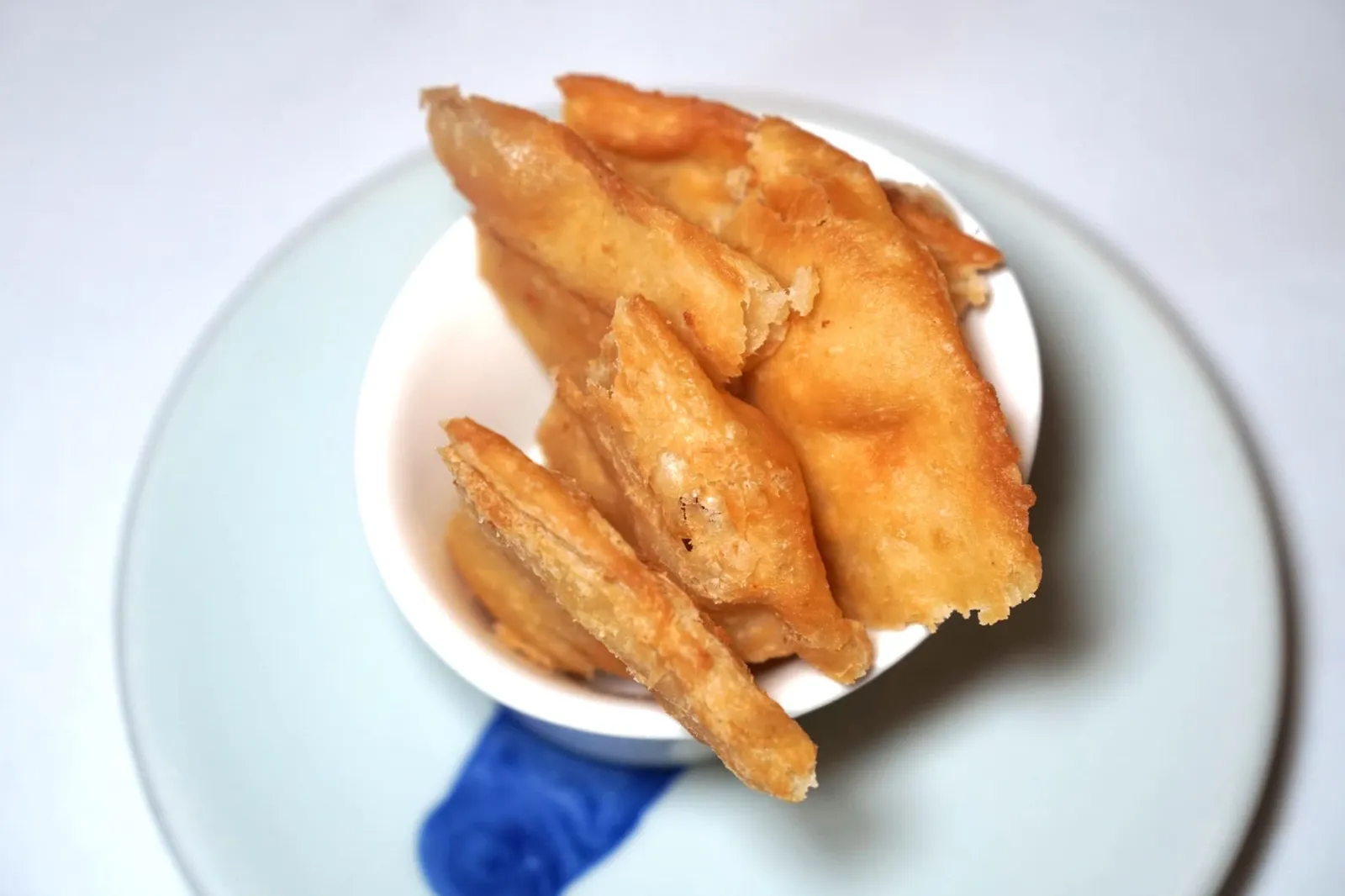 แกงมัสมั่นแกะ โรตี ข้าวหอมมะลิ (780++) CHEF NOOROR’S BESPOKEN MASSAMAN LAMB Signature Curry!!! Inspired by a Poem of King Rama II; Australian Lamb Our very own Massaman Paste - Coconut Milk - Tamarind Juice - Fresh Ginger Palm Sugar - Sweet Potatoes - roasted Nuts - Roti - Organic Jasmine Rice. แกงมัสมั่นเสิร์ฟให้ทานคู่กับแผ่นโรตี ที่มีความ Airy เบา กรอบ (15/20)