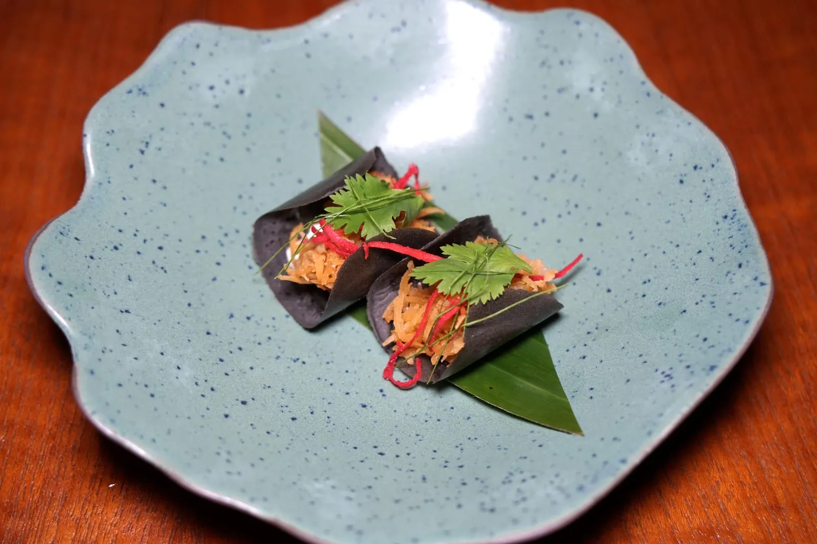 ขนมเบื้องเค็ม Amuse bouche เริ่มต้นมื้ออาหารด้วยขนมเบื้องเค็ม แป้งถ่านทำออกมาได้กรอบพอดีมากๆ ด้านในสอดไส้กุ้งสับและมะพร้าวรมควันให้รสชาติเค็มกลมกล่อม ช่วยเรียกน้ำย่อยได้ดีจนเราแอบเสียดายที่ให้มาเพียงคนละ 1 ชิ้น (13/20)