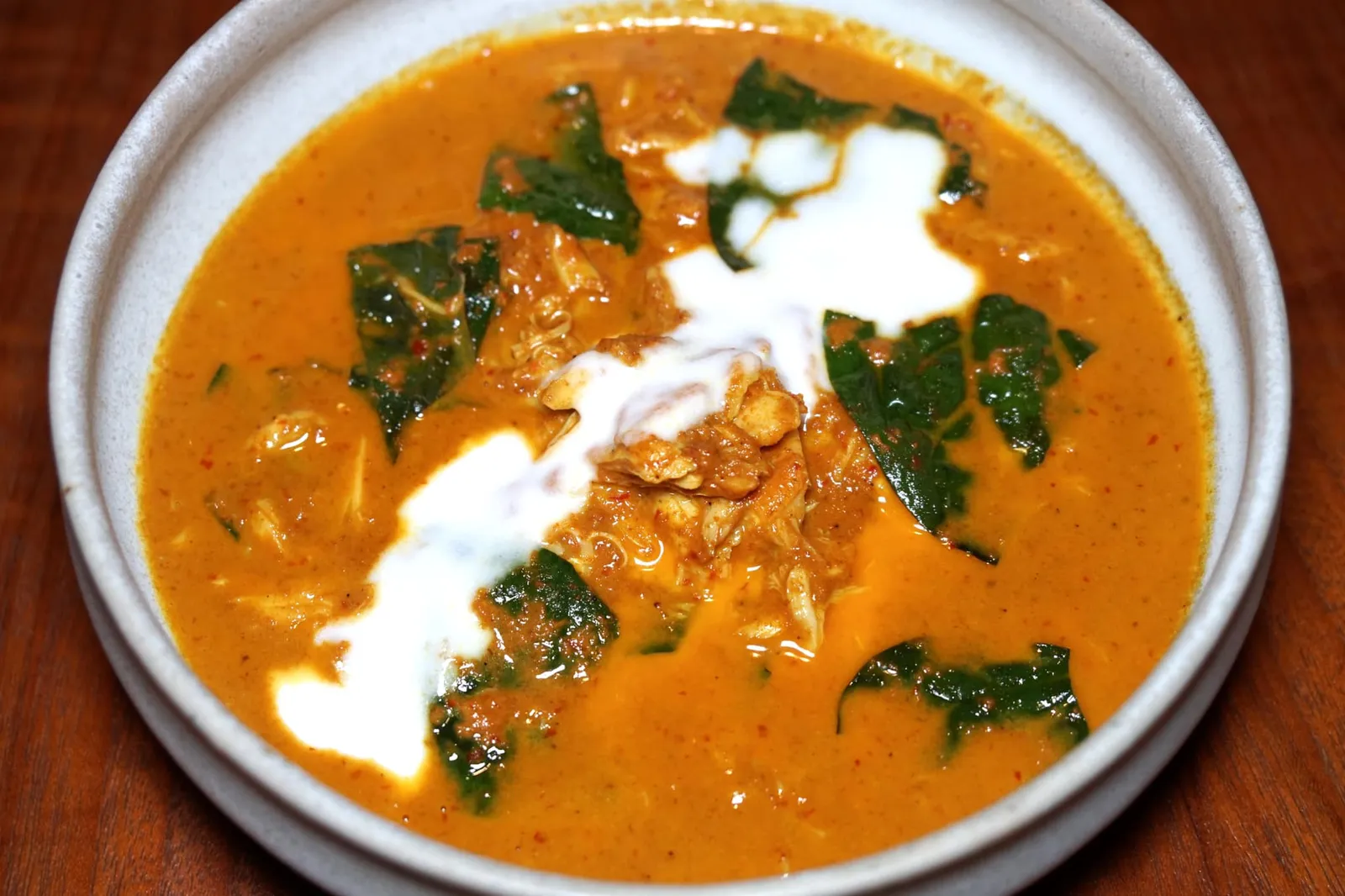 แกงปูใบชะพลู (800++) Southern yellow curry of blue swimmer crab with betal leaves and calamansi หนึ่งในเมนูแนะนำขึ้นชื่อของร้านน้ำในยุคของเชฟพิมคือ “แกงปูใบชะพลู” แม้เป็นแกงที่มีต้นกำเนิดมาจากภาคใต้แต่สูตรของเชฟพิมบาลานซ์รสชาติออกมาได้ดีมากๆ มีทั้งความหวานจากเนื้อปู ความครีมมี่ หอม มันจากกะทิ แทรกด้วยรสเผ็ดจากเครื่องแกง ใบชะพลูมีระดับความสุกที่กำลังดี ไม่นุ่มไม่แข็งจนเกินไป เนื้อปูม้าสดๆจากทะเลฝั่งอ่าวไทยให้รสหวานที่ลงตัว (15/20)