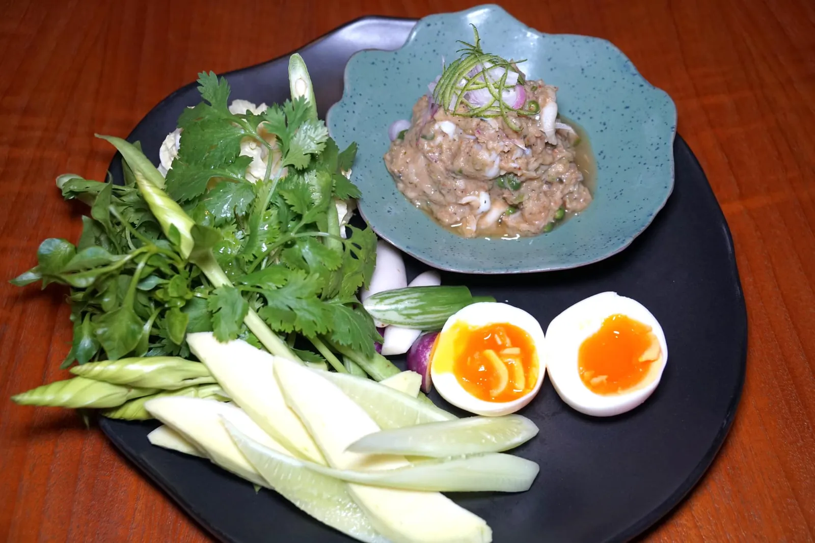 กะปิพล่าพริกไทยอ่อน (760++) Relish of wild prawns from Songkla, Chumpon shrimp paste and green peppercorn สัมผัสแรกที่ใส่เข้าปากคือรสชาติที่เผ็ดจัดจ้าน หอมกลิ่นกะปิและพริกไทยเด่นชัด เนื้อกุ้งและเนื้อไก่มีความนุ่มที่แตกต่างกันจนเกิดมิติทางเนื้อสัมผัสที่ดี จัดเป็นเมนูที่ไม่ควรพลาดเป็นอย่างยิ่ง (15/20)