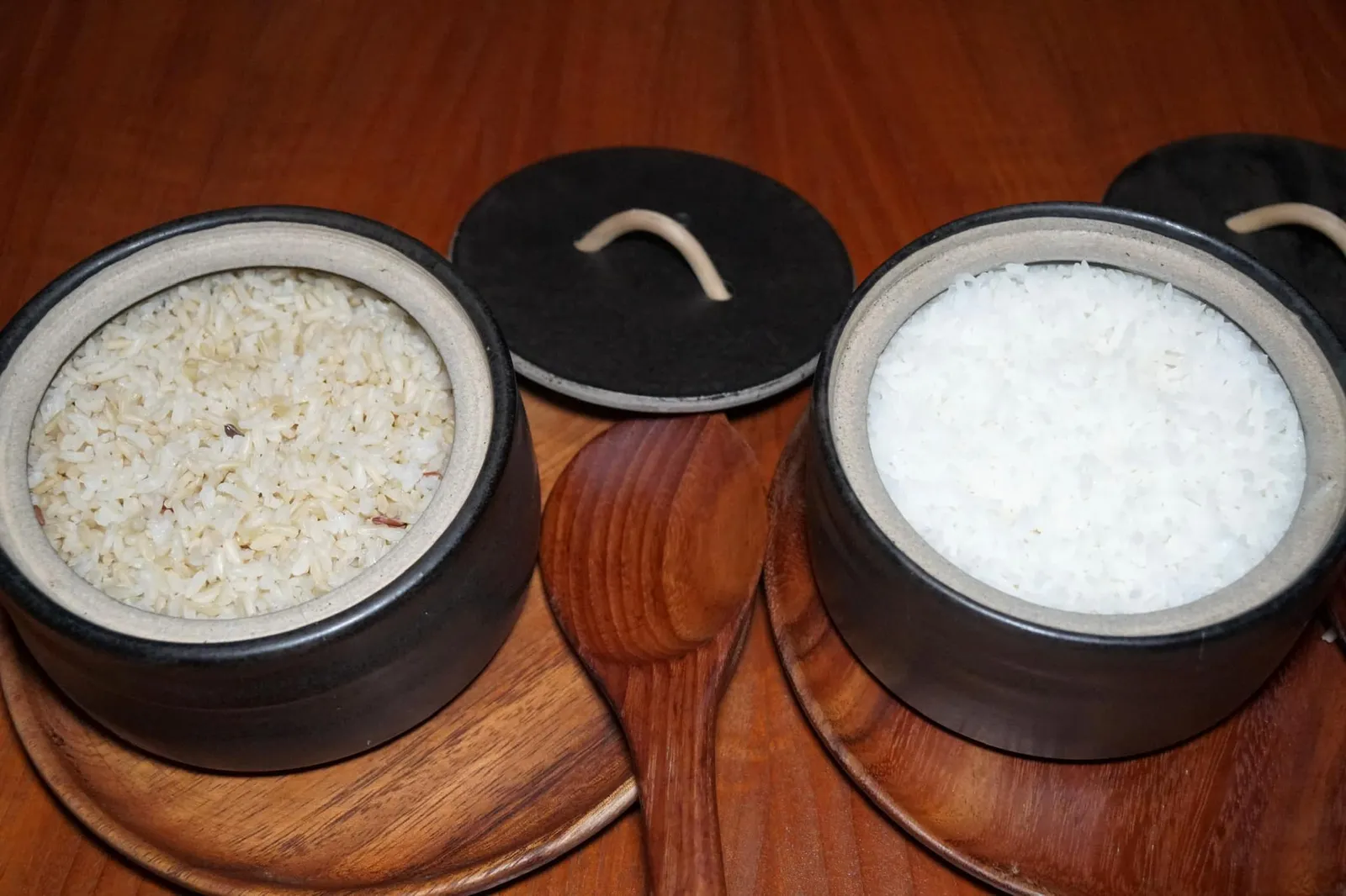 ข้าวเขียวอ่อนและข้าวหอมมะลิ (Complimentary) Steamed Rice from Suphan Buri and Surin ทางร้านนำเสนอข้าวออร์แกนิค 2 ชนิด ฝั่งซ้ายคือ “ข้าวเขียวอ่อน” จากจังหวัดสุพรรณบุรีซึ่งมีจุดเด่นคือเมล็ดข้าวที่มีสีเขียวออกเหลือง ฝั่งขวาคือ “ข้าวหอมมะลิ” คุณภาพสูงจากจังหวัดสุรินทร์ ข้าวทั้ง 2 แบบคุณภาพสูงมาก เมล็ดข้าวเรียงตัวสวยงาม ลักษณะเต็มเมล็ดเกือบทุกเมล็ด ถือเป็นหนึ่งในร้านที่เสิร์ฟข้าวคุณภาพดีที่สุดร้านหนึ่งในปนะเทศไทยเลยทีเดียว