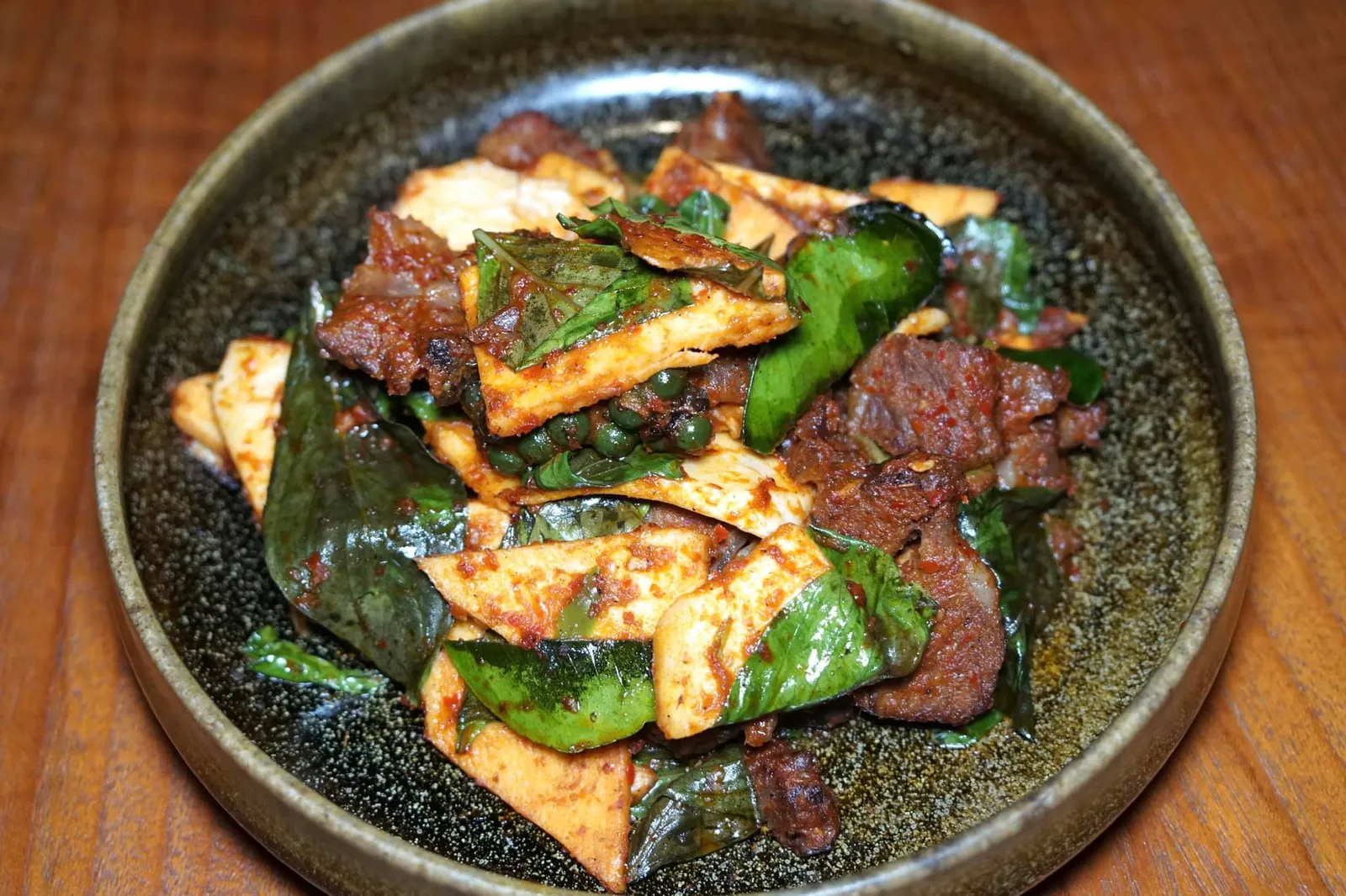 เนื้อผัดพิโรธ (760++) “Angry beef” stir-fried with wagyu beef, young coconut shoots, basil and green peppercorns “เนื้อผัดพิโรธ” ดูจะเป็นจานที่รสชาติธรรมดาที่สุดในมื้อนี้ เชฟใช้เนื้อวัวออสเตรเลียนวากิวไปผัดกับพริกแกงแบบแห้ง ใส่ใบมะกรูด พริกไทย ยอดมะพร้าวลงไป เนื้อวัวแม้จะยังไม่ถึงกับเหนียวแต่โดยรวมยังไม่ถือว่าโดดเด่นมากนัก พริกแกงและสมุนไพรให้กลิ่นที่หอมใช้ได้แต่รสชาติยังค่อนข้างอ่อนจนสัมผัสได้ถึงความมันนำมาก่อน ทานกับข้าวสวยร้อนๆก็อร่อยไม่เบาแต่เราคาดหวังรสชาติที่เด่นชัดกว่านี้เทียบกับชื่อชั้นของร้านและราคาที่ตั้งไว้ (13/20)