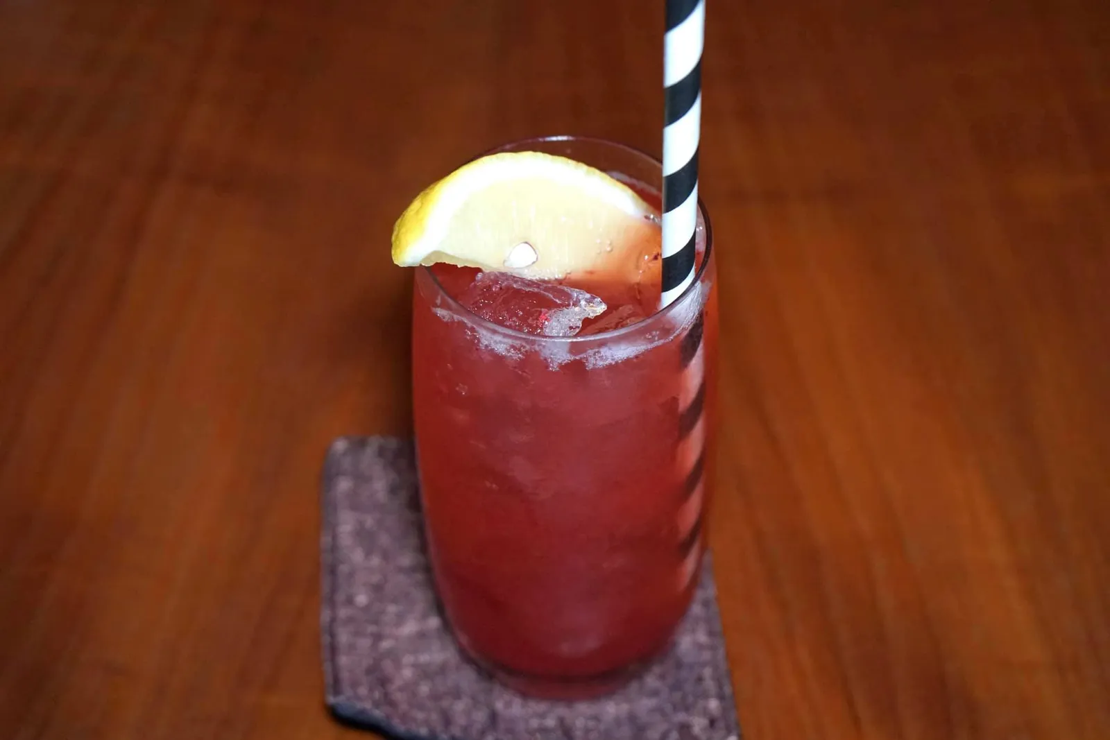 พิ้งค์ เลมอนเนด (220++) Strawberry puree, lemon juice, sprite ส่วน Mocktail อย่างแรกที่เราได้ลองคือ “พิ้งค์ เลมอนเนด” ได้จากการผสมพูเรสตรอว์เบอร์รี่เข้ากับน้ำเลมอนและสไปรท์ ทานแล้วให้ความหวาน ซ่า และกลิ่นหอมสดชื่นของสตรอว์เบอร์รี่ชัดเจน