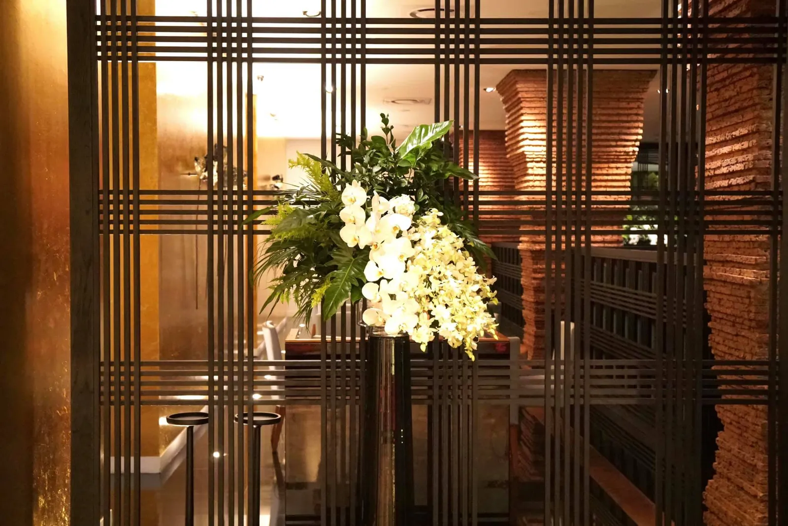 ลูกค้าสามารถเลือกทาน Set Menu 2 อย่างในราคาสุดคุ้มค่าคือ ~essence~ (1,900++/p) และ ~heritage~ (2,500++/p) โดยทั้งสองเซ็ตจะมีเมนูอาหารเรียกน้ำย่อยและอาหารสำรับที่แตกต่างกัน หรือจะเลือกทานเป็น à la carte แบบเราเพื่อให้ได้ทานเมนูแนะนำอย่างครบถ้วน