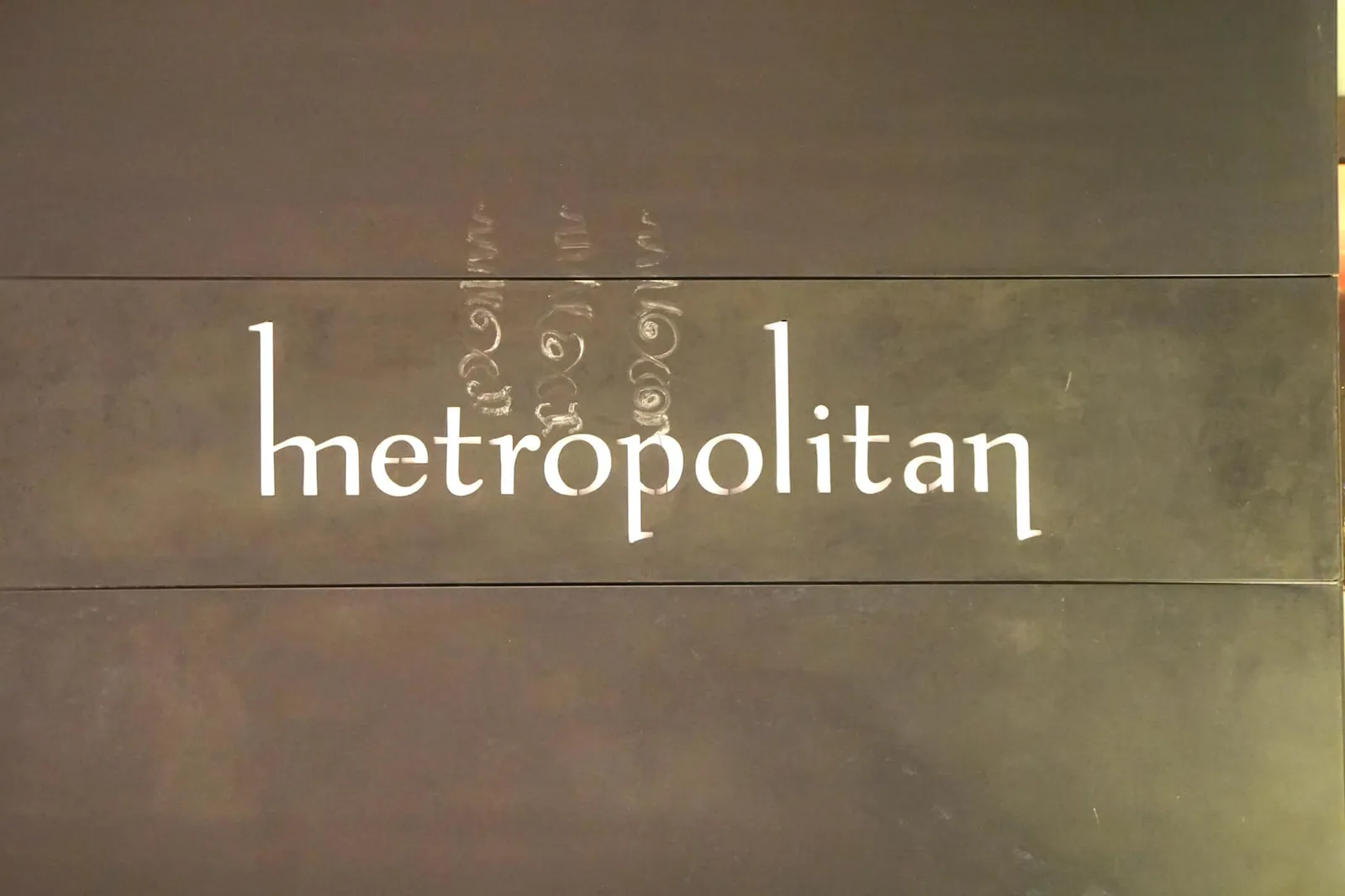 ตัวร้านตั้งอยู่บริเวณด้านหน้าของโรงแรม Como Metropilitan Bangkok ลูกค้าที่ขับรถมาสามารถจอดที่หน้าโรงแรมได้เลย