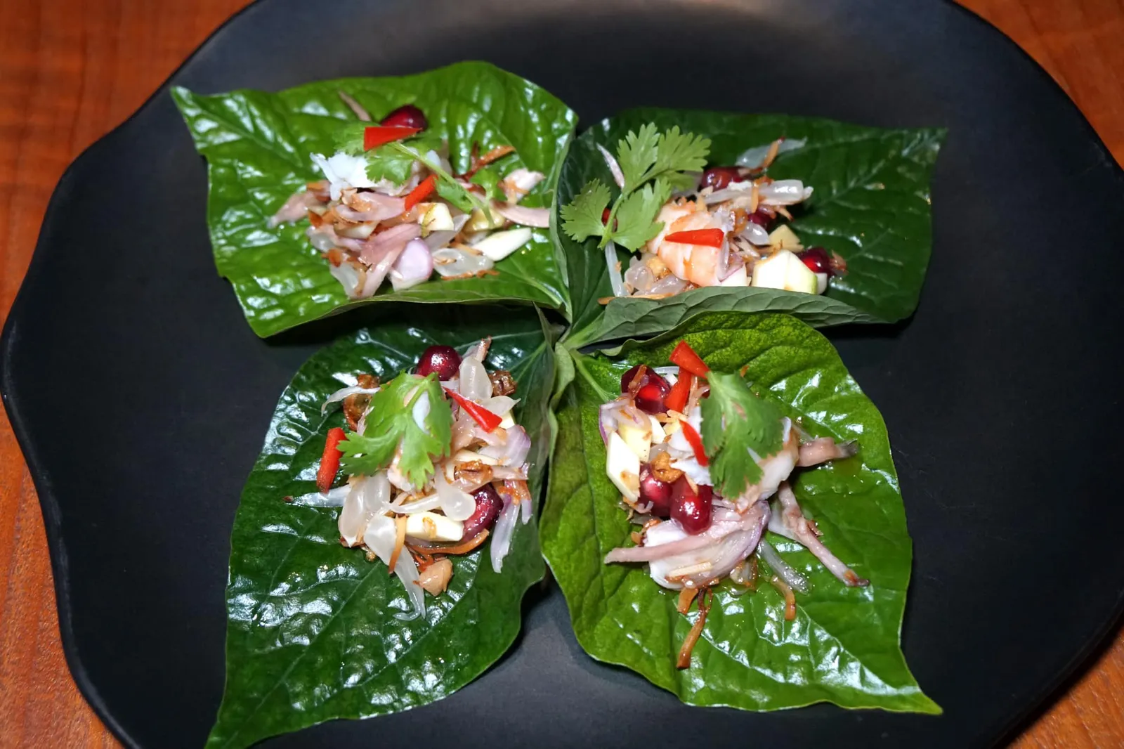 เมี่ยงนพเก้า (420++) Miang of river prawn, chicken, green mango, snake fruit and herbs served on a betal leaf ถัดมาคือ “เมี่ยงนพเก้า” เชฟพิมนำใบชะพลูมารองด้านล่าง จากนั้นใส่โปรตีนคือเนื้อกุ้งและเนื้อไก่ลงไปเพื่อให้มีเนื้อสัมผัสที่หลากหลาย ส่วนเครื่องเมี่ยงมีทั้งทับทิม มะม่วงซอย ขิง ข่า ใบมะกรูด ผักชี ส้มโอ พริกแดง สละ หอมแดง ก่อนที่จะราดด้วยน้ำเมี่ยงรสชาติจัดจ้านดีงามมากๆ อย่างไรก็ตามใบชะพลูที่เราได้ทานรู้สึกได้ถึงความขมเกินมาอยู่บ้างเล็กน้อย (14/20)