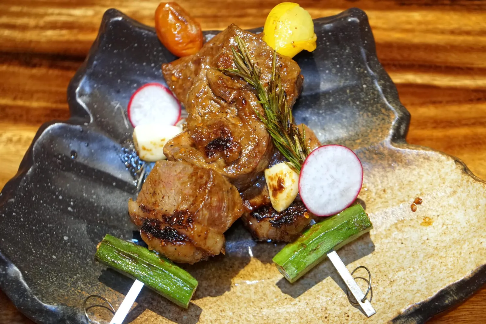 หม่าล่าต่ายกู๋น (880++) Mala Angus Beef BBQ ที่สำคัญคือแม้ในรูปอาจดูขนาดค่อนข้างเล็กแต่จริง ๆ แล้วปริมาณที่เสิร์ฟมาค่อนข้างใหญ่พอจะแบ่งกันทานได้ 2-3 คนเลยทีเดียว (14/20)